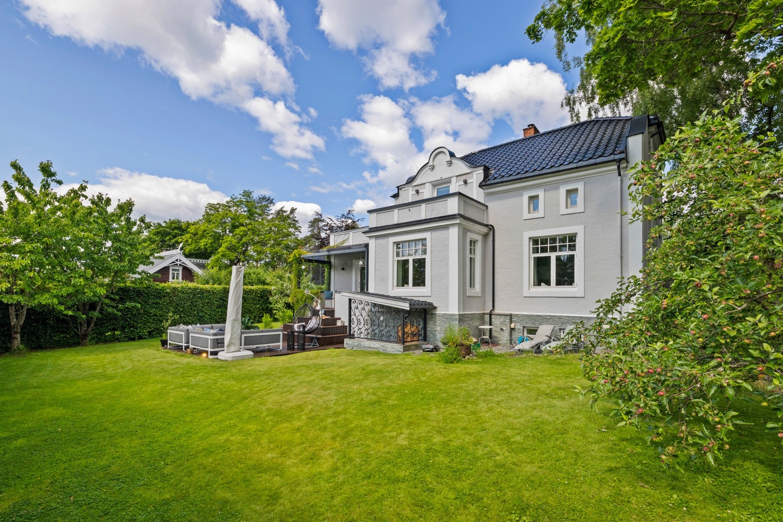 Eiendommen ligger fredelig til innerst i en blindvei, godt skjermet av tett vegetasjon. Galleribilde