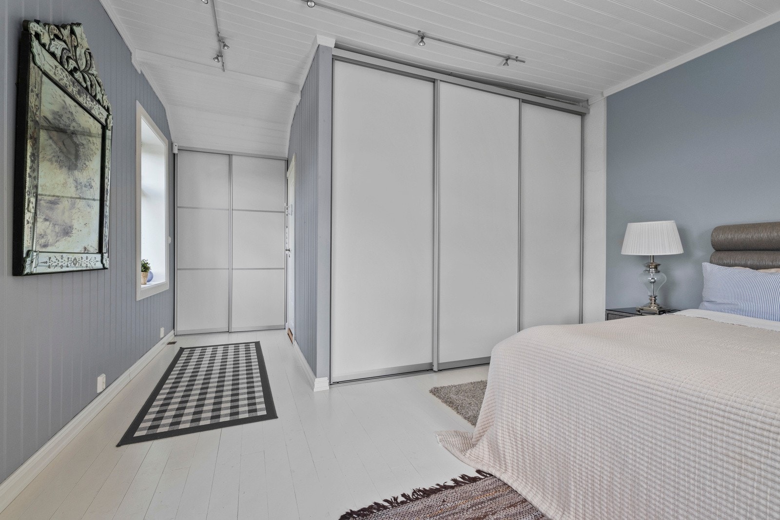 Her er det integrert garderobe med skyvedører og rikelig med oppbevaringsplass. Galleribilde