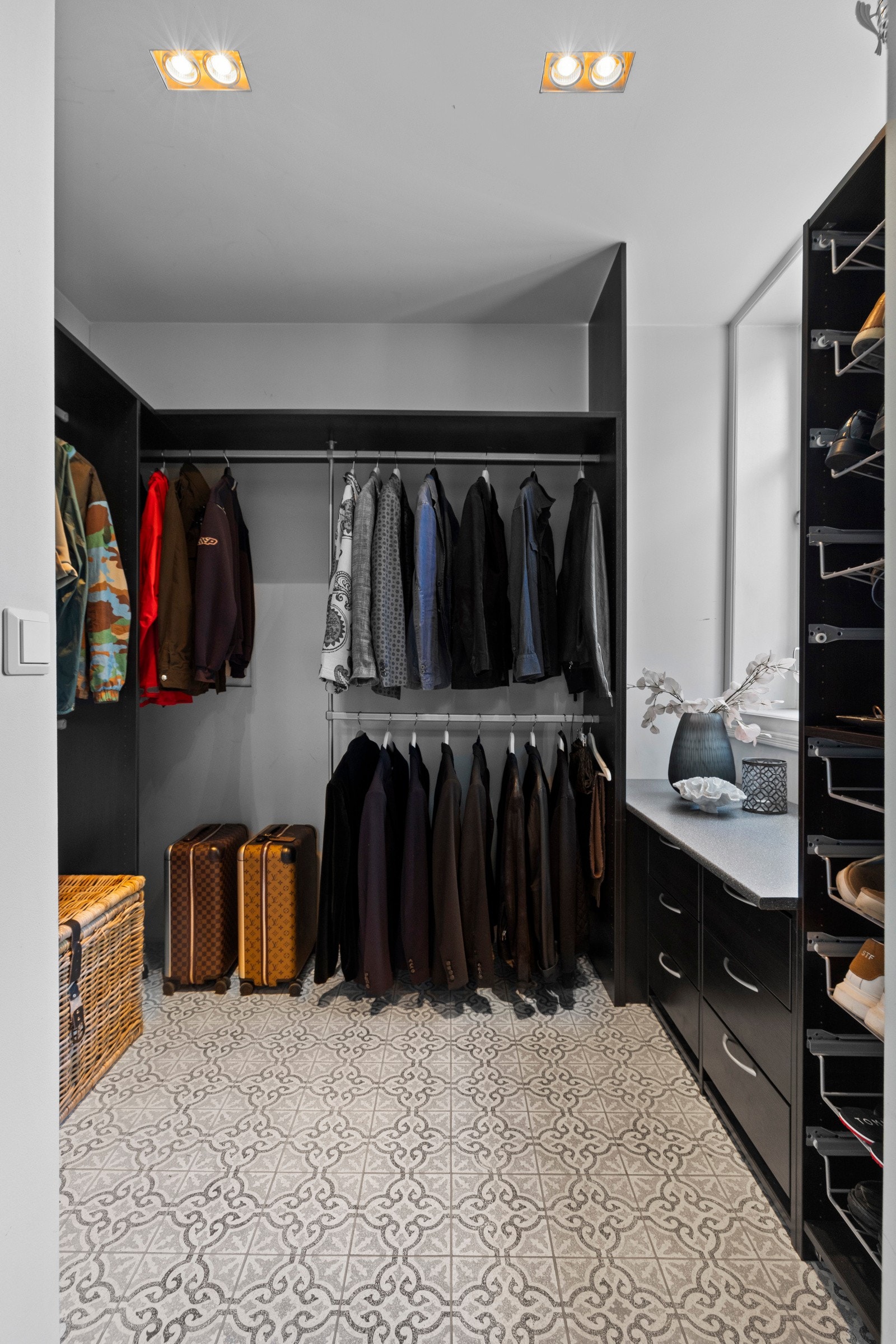 Walk-in garderobe med ankomst fra entréen. Galleribilde