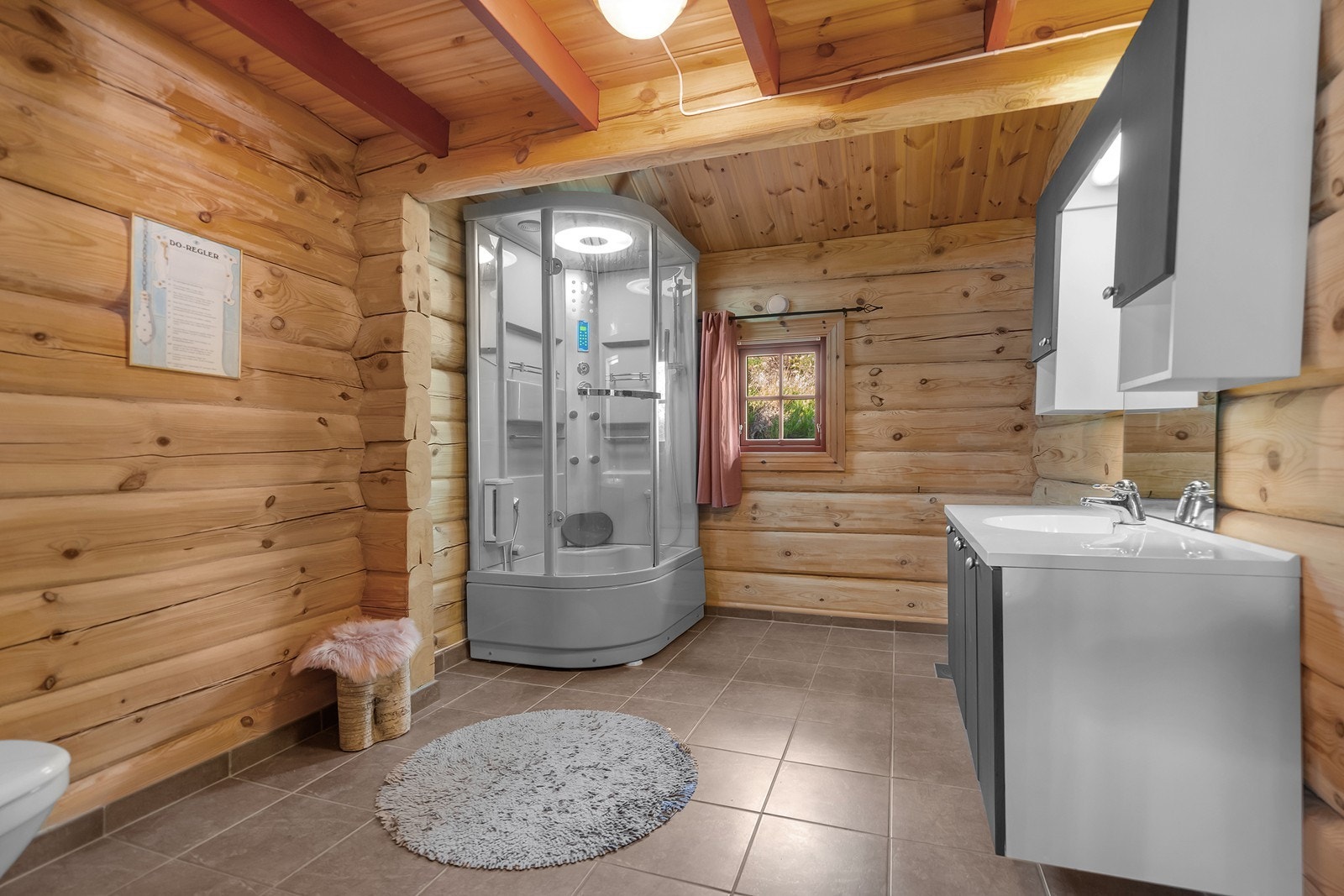 Stort flislagt bad med elektriske varmekabler i gulv Galleribilde