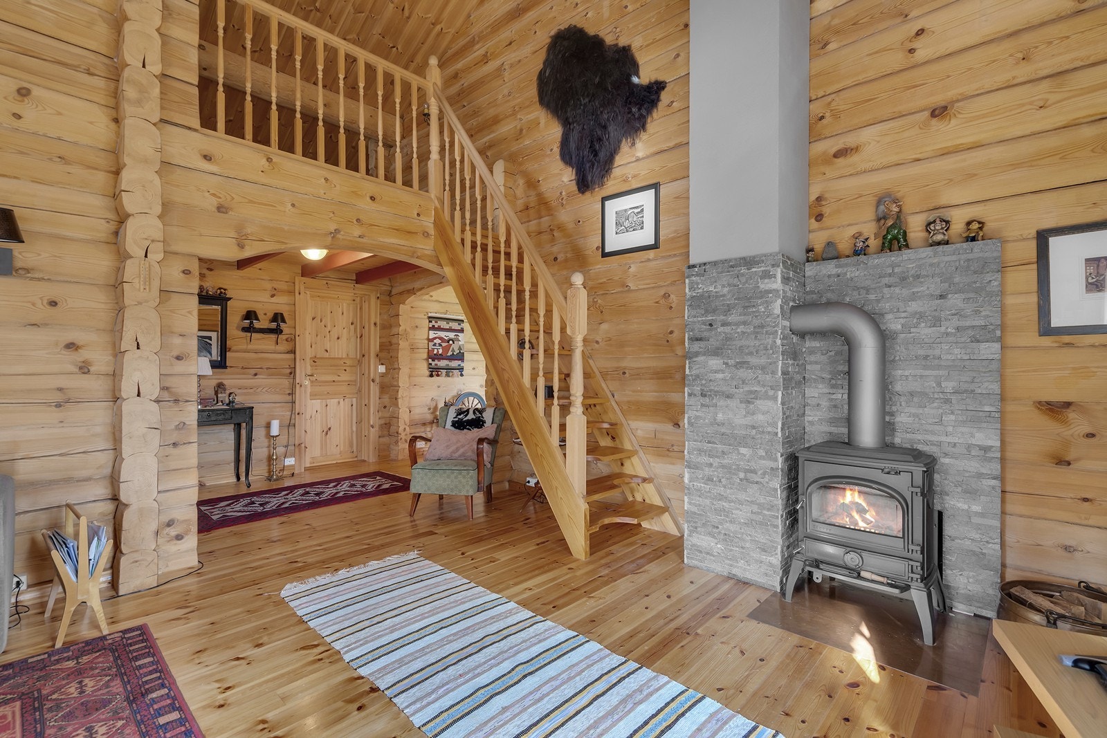 Vedfyrt ovn som bidrar til både hygge og varme når gradene synker Galleribilde