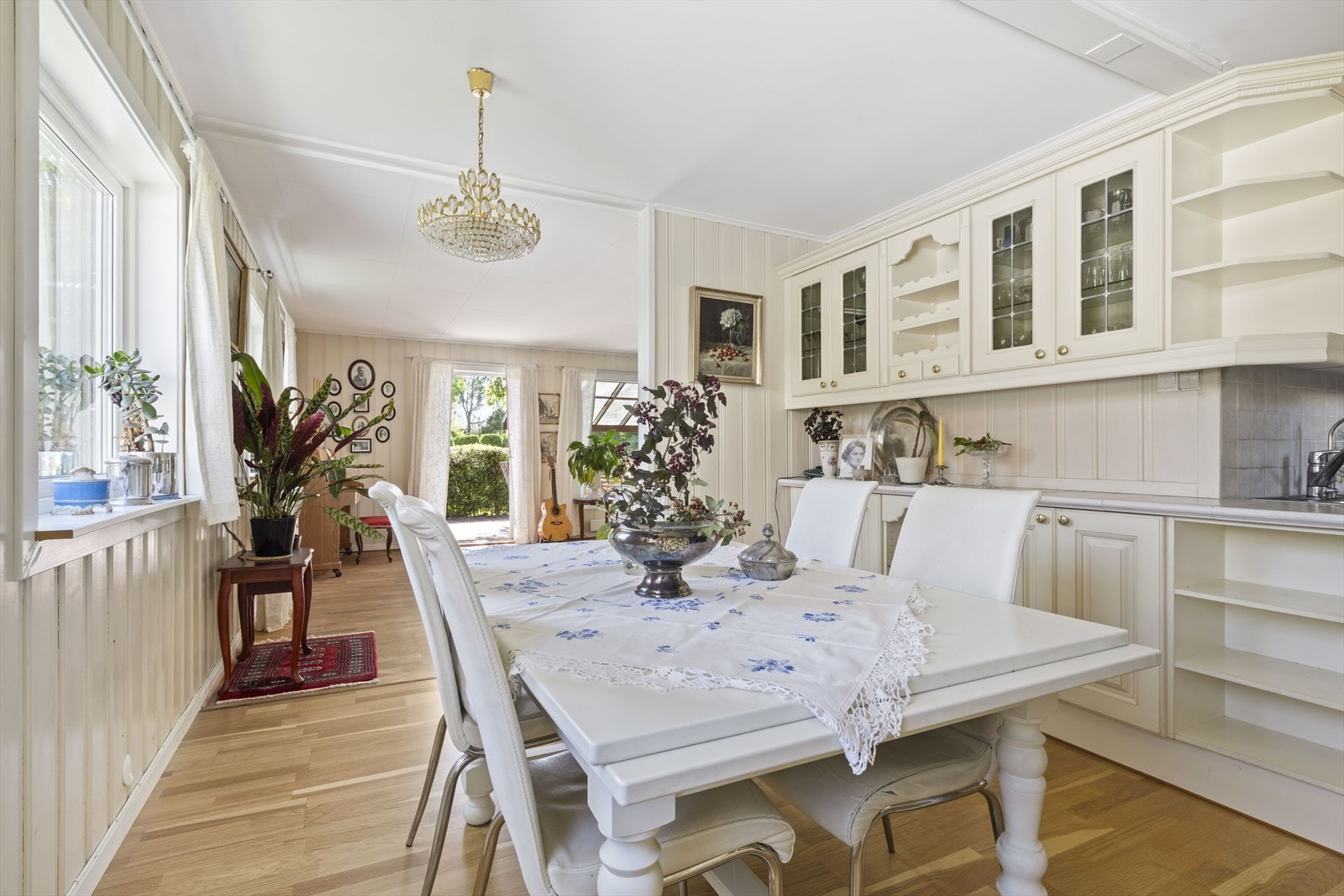 Romslig kjøkken med spiseplass Galleribilde