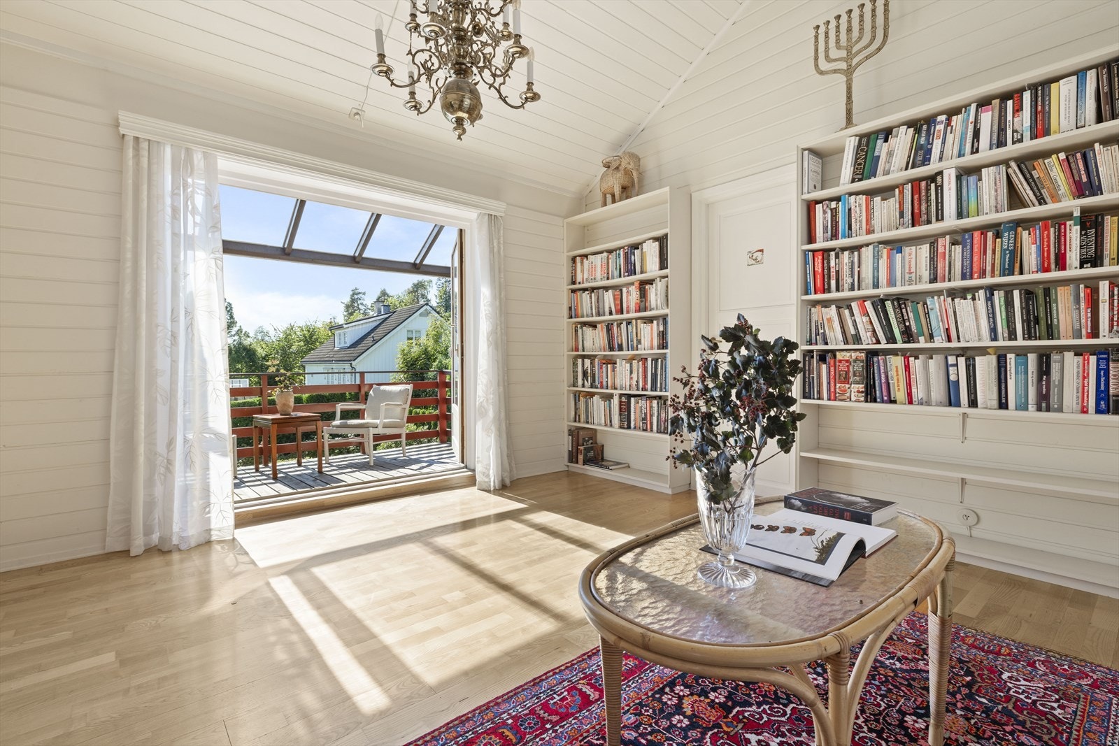 Fra hallen er det utgang til sørvestvendt terrasse Galleribilde