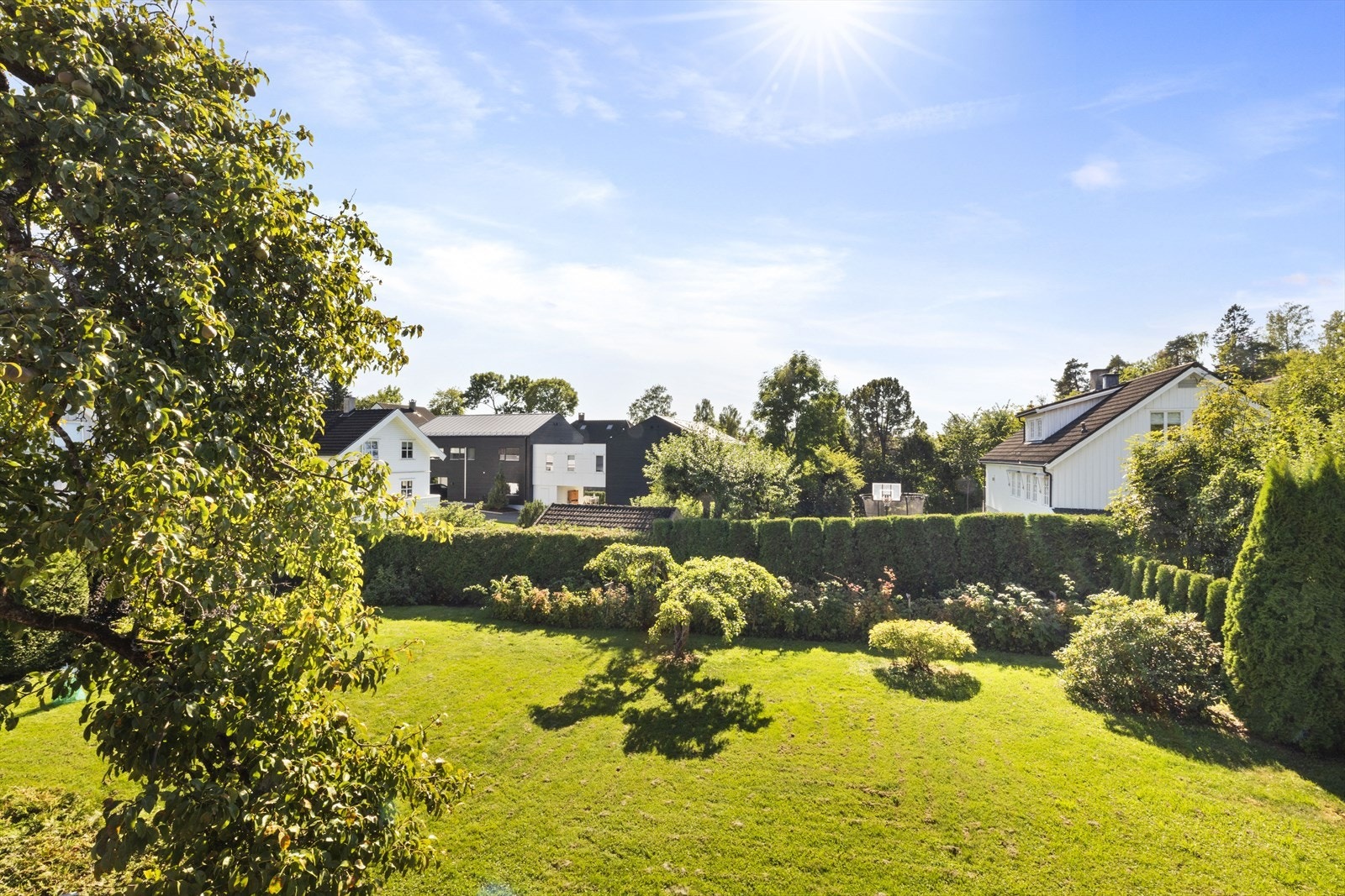 Velkommen til denne flotte eiendommen med attraktiv og sentral beliggenhet midt i hjertet av Jar. Stille og skjermet beliggende i andre rekke fra veien. Solrik tomt på 1 322 m² Galleribilde