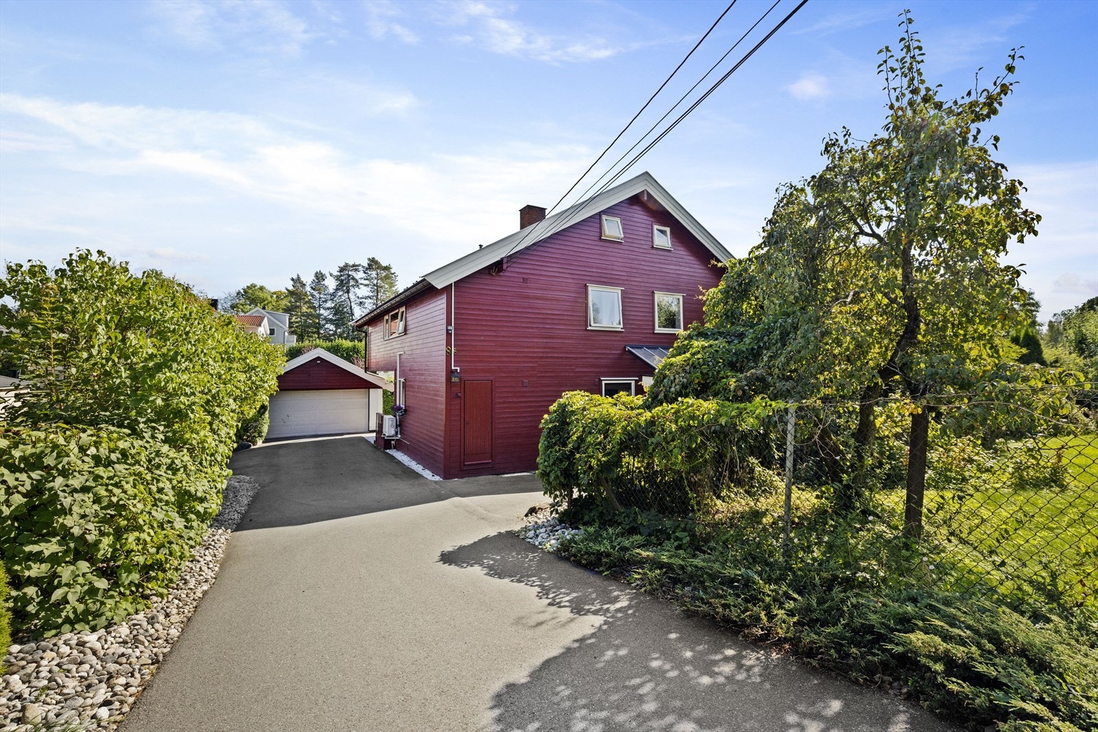 Eiendommen har adkomst fra Bjerkelundsveien som er en offentlig vei. Adkomst frem til boligen på egen privat vei. Det er lagt varmekabel i asfalten fra garasjen til enden av huset Galleribilde