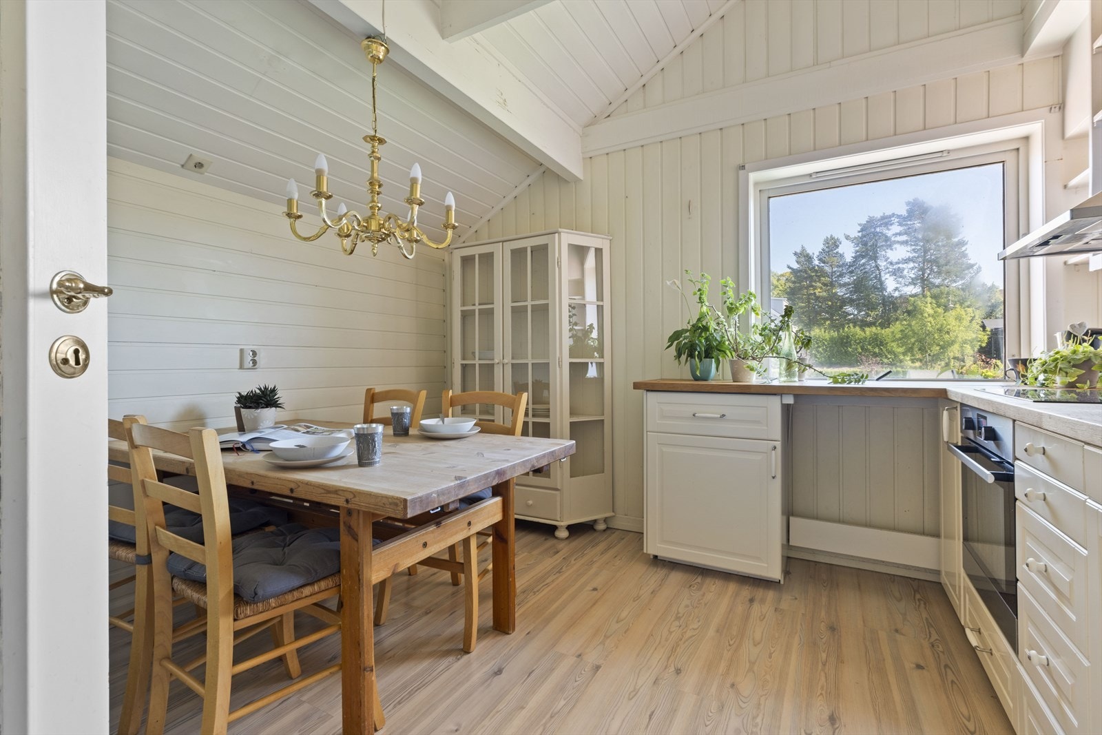 Kjøkken med spiseplass Galleribilde