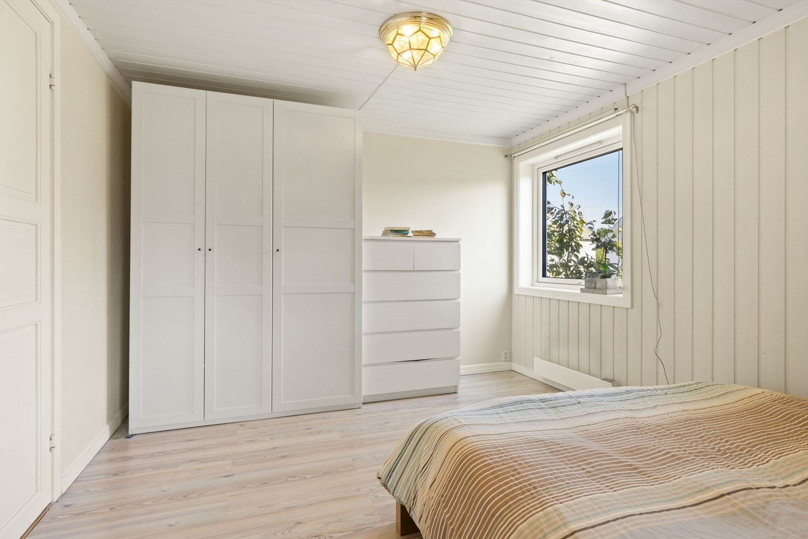 Ett av fire soverom i 2. etg. Soverommet har kott/garderobe Galleribilde