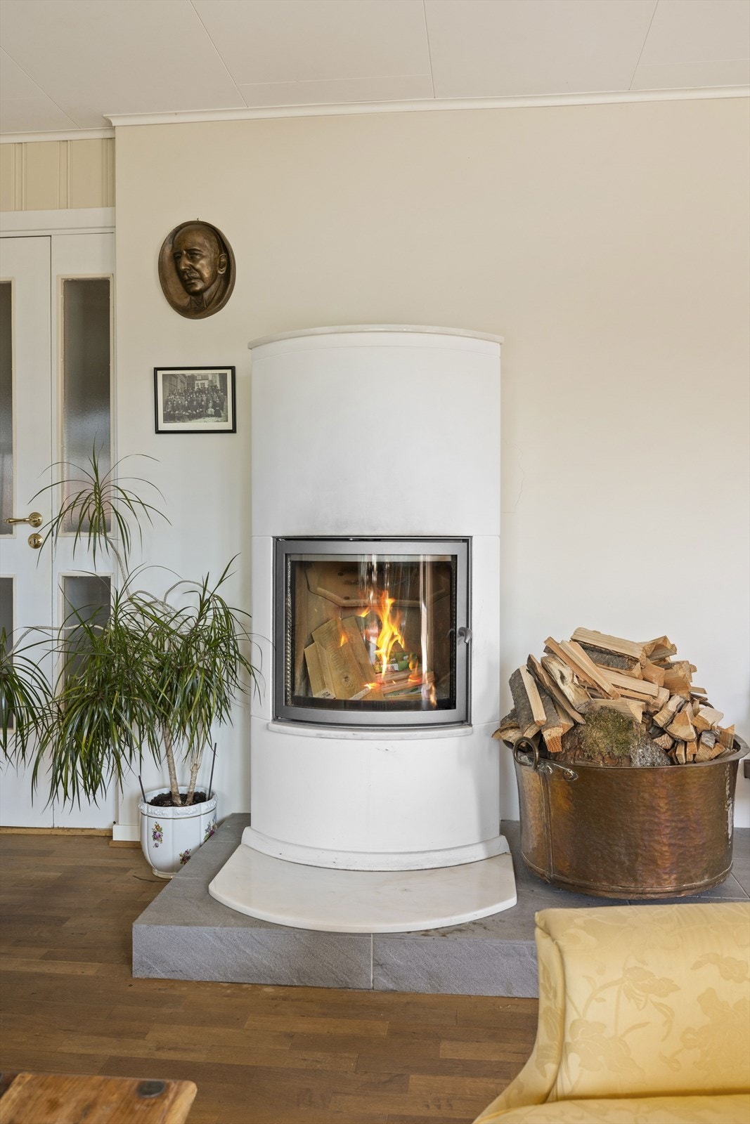 Energieffektiv lukket peis i stue Galleribilde