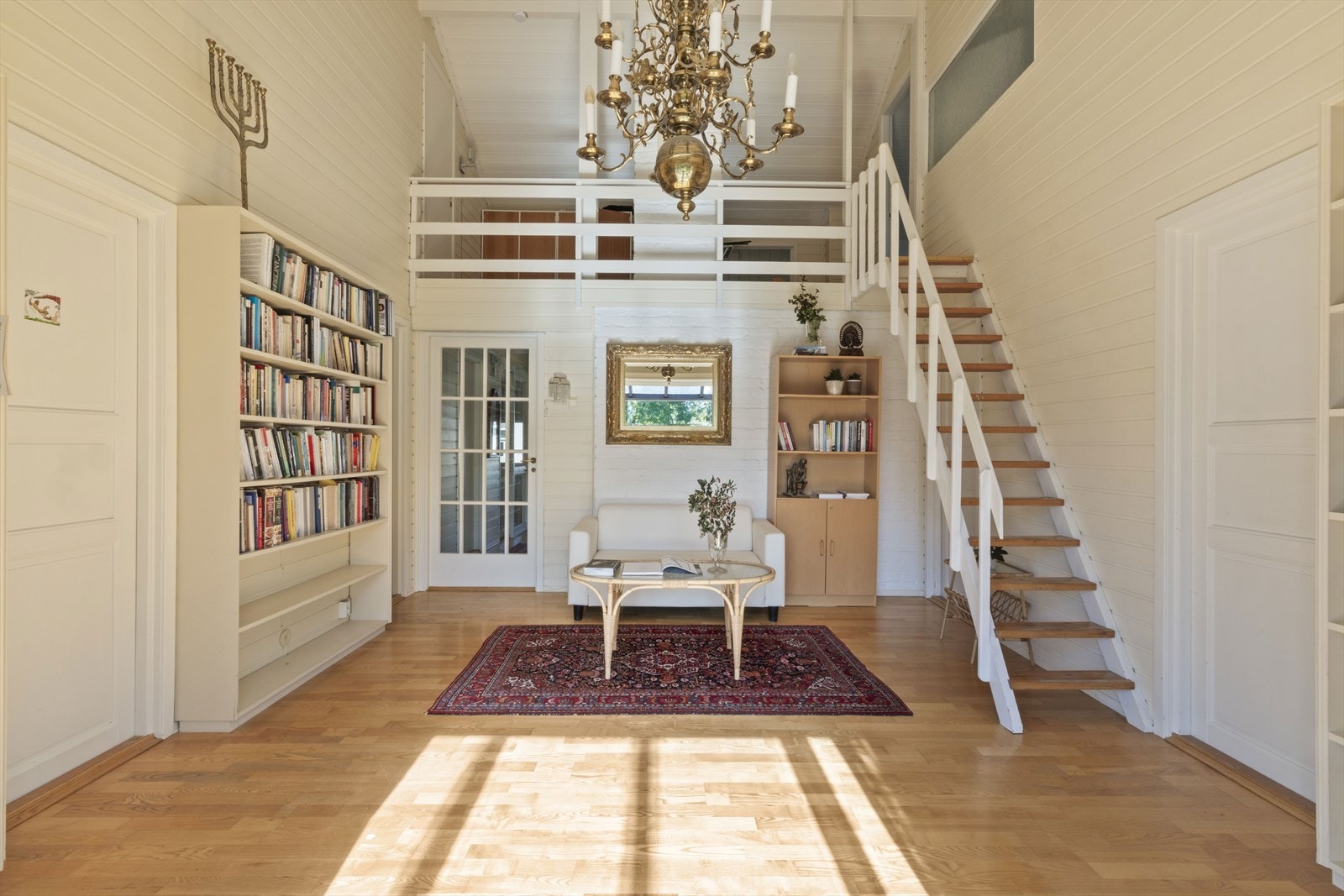 Trapp opp fra stuen til hems og to soverom på loft Galleribilde