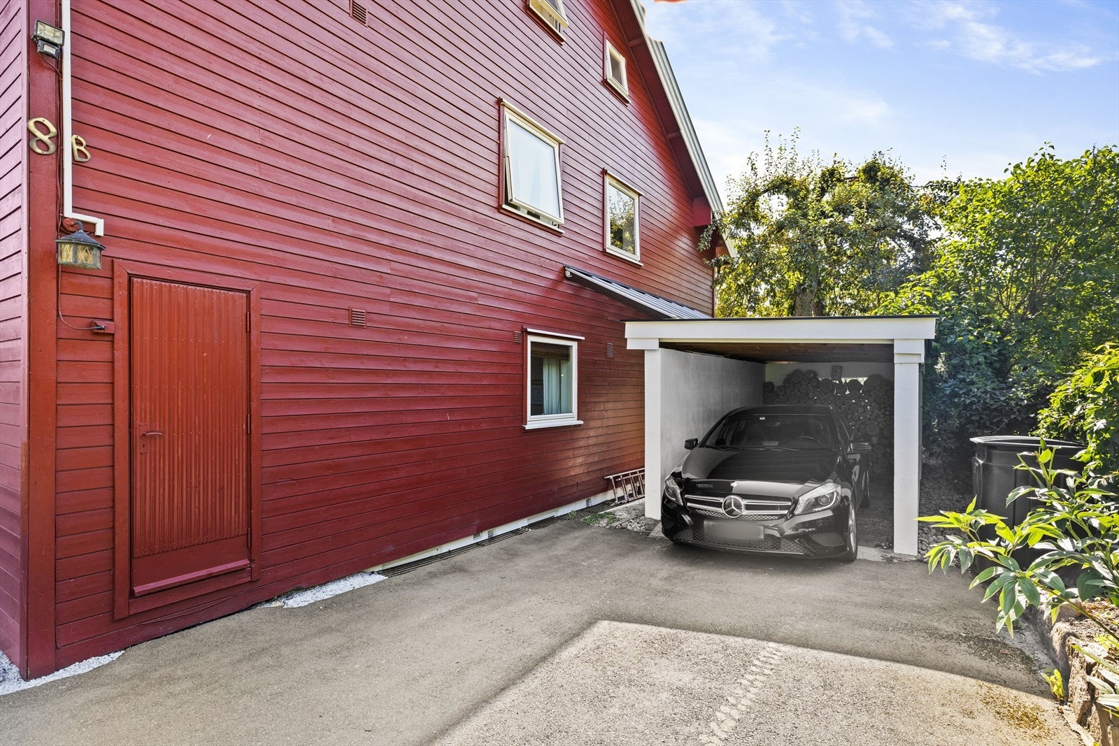 Carport på husets vestside Galleribilde