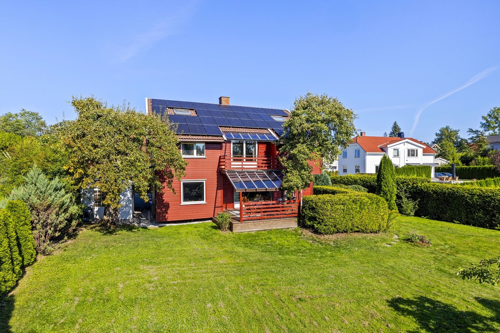 Eiet tomt på ca. 1 322 m². I 2018 ble det installert solcellepanel på taket. Iflg. selger gir panelene omkring 10 kilowatt når det er sol Galleribilde