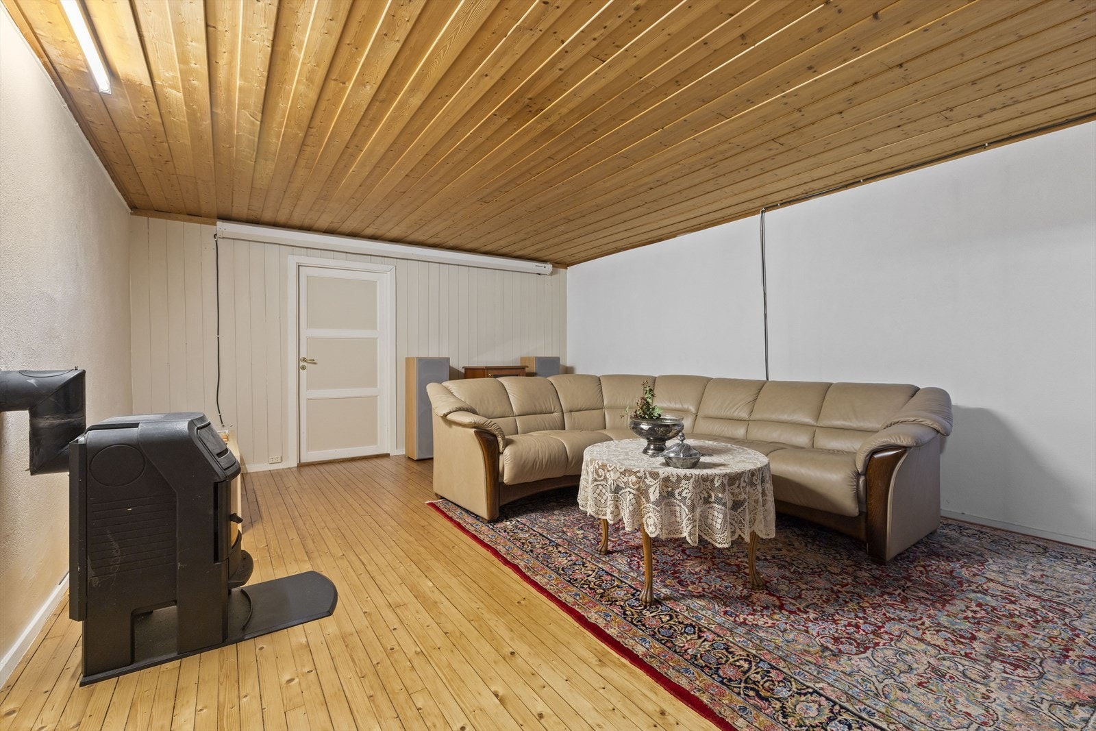 Merk at takstmann i tilstandsrapporten og på plantegning har beskrevet to av de disponible rommene i kjeller som soverom og ett som allrom (bildet), men disse rommene er ikke omsøkt og dermed ikke godkjent til varig opphold Galleribilde