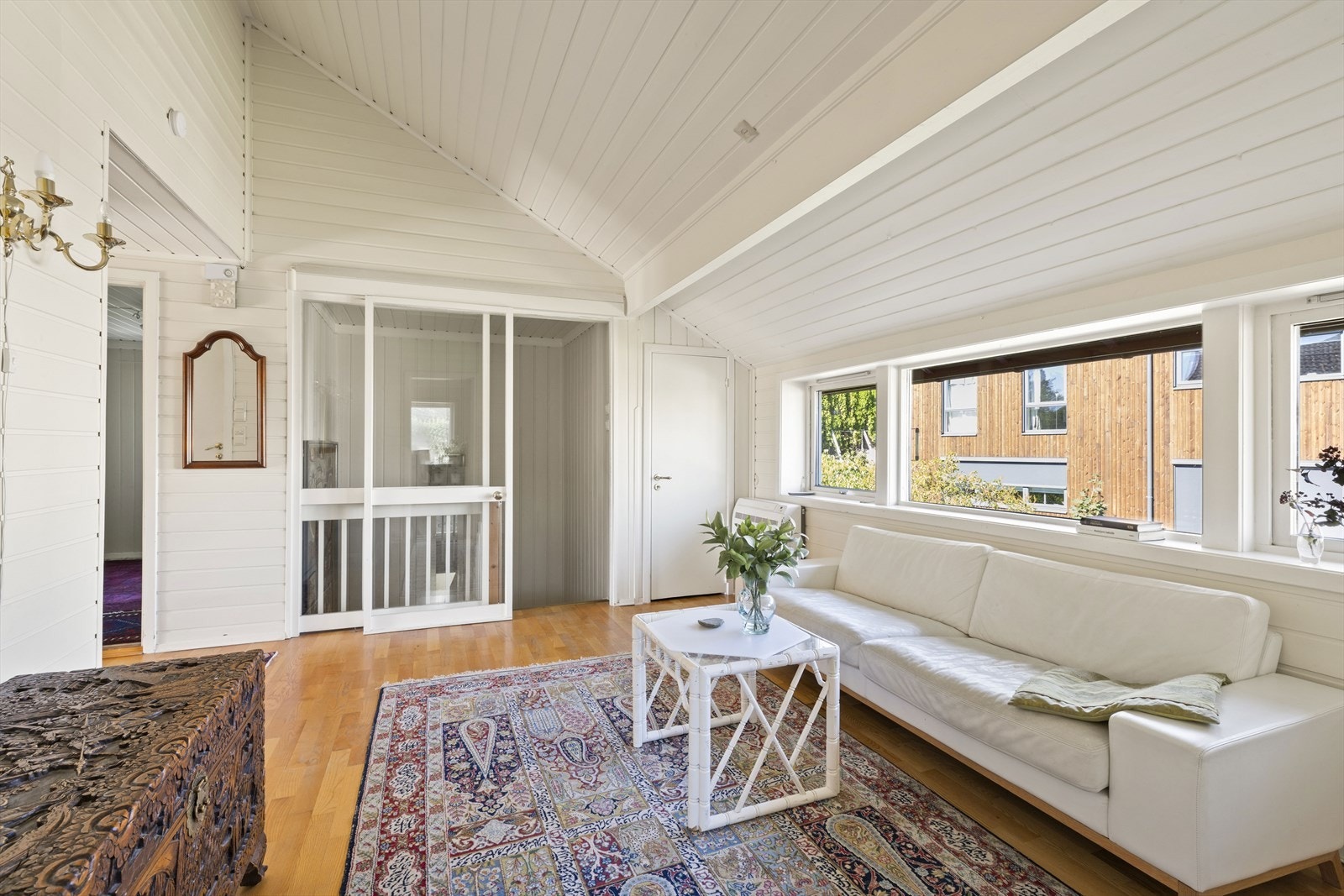 Stue med adkomst til kjøkken, soverom og kott Galleribilde