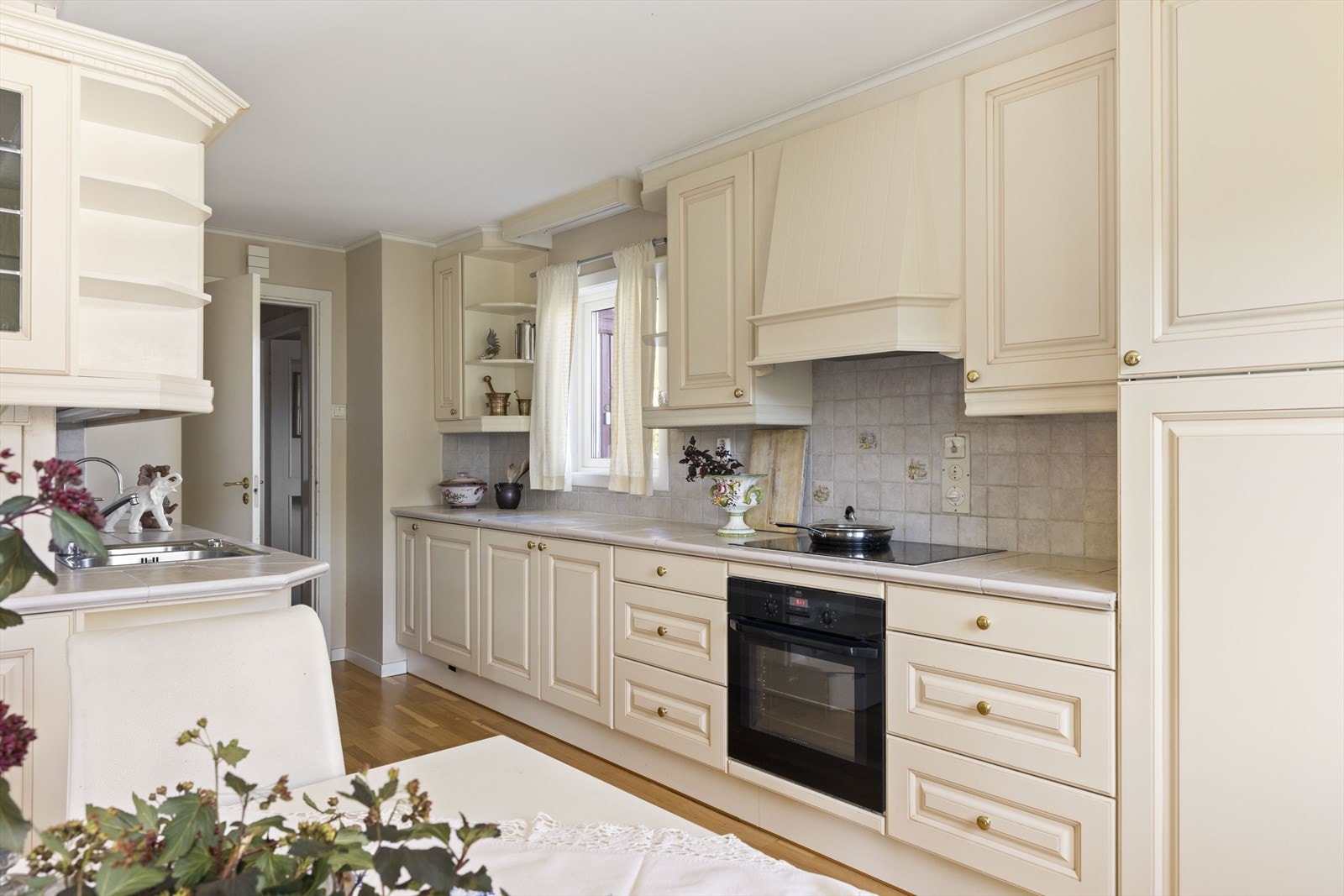 Kjøkken fra 2006 (Drammen Kjøkkensenter) med integrert stekeovn, platetopp, oppvaskmaskin og kjøl/fryseskap Galleribilde