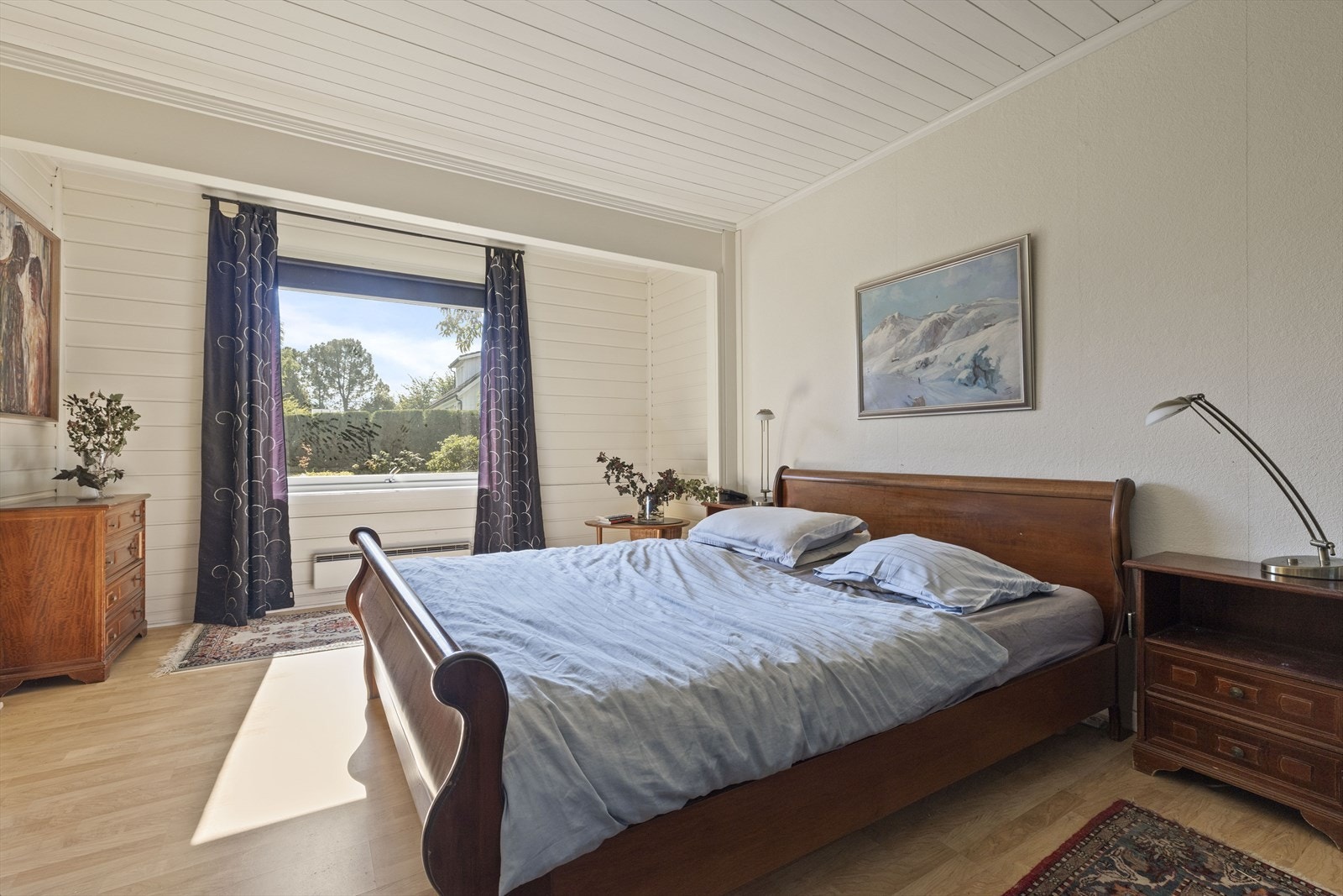 Det er 7 soverom i boligen (8 dersom man gjør om kjøkken i 2. etg., evt. benytter kontor i 2. etg.). Hovedsoverom i 1. etg. Galleribilde