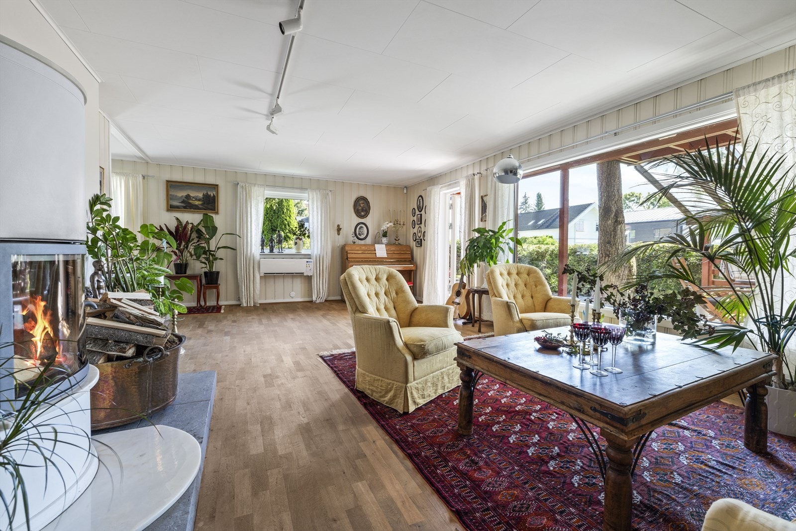 Stor stue med åpen løsning til spisestue Galleribilde