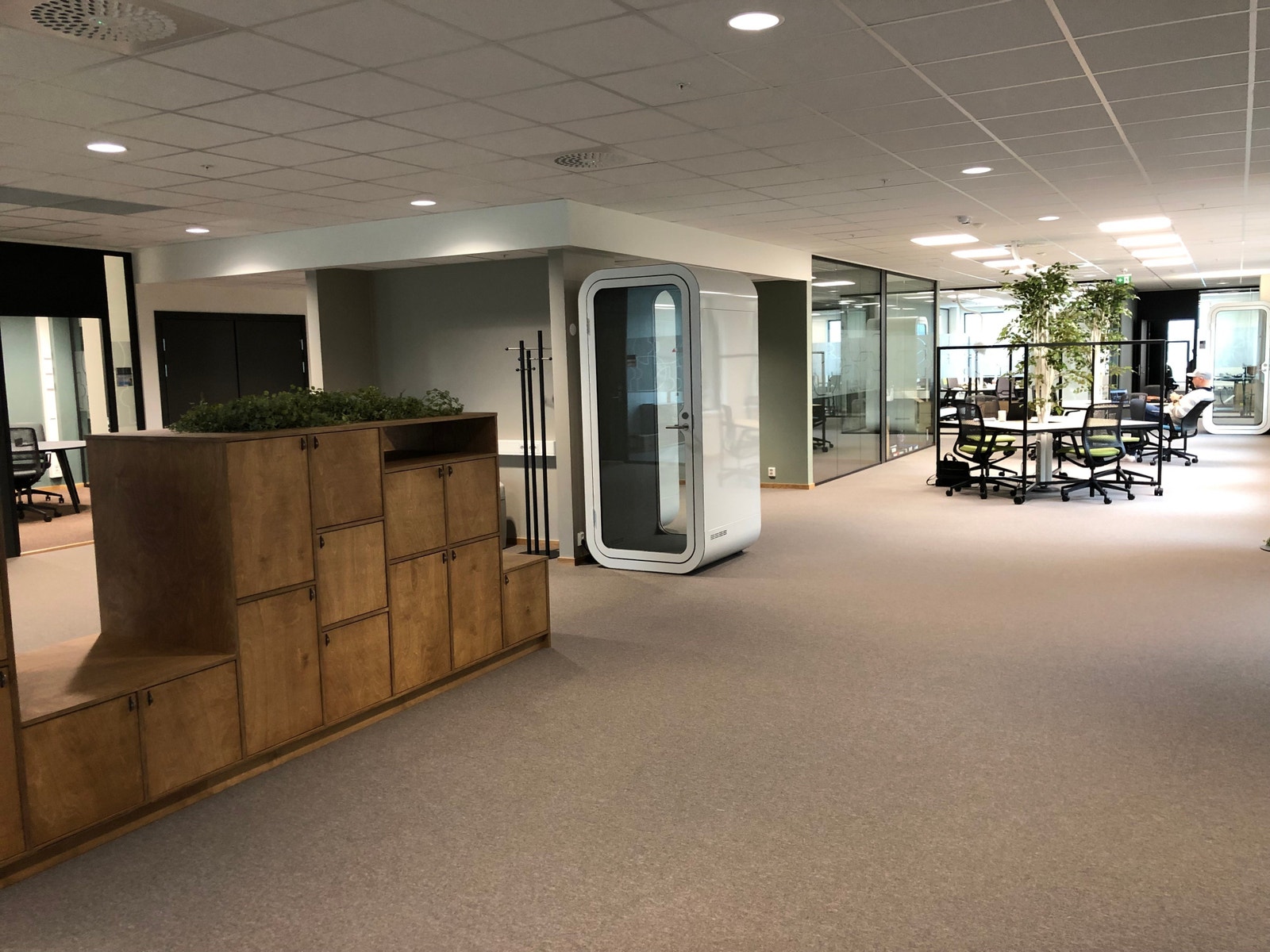 Desk arealet og låsbare skap etter behov Galleribilde