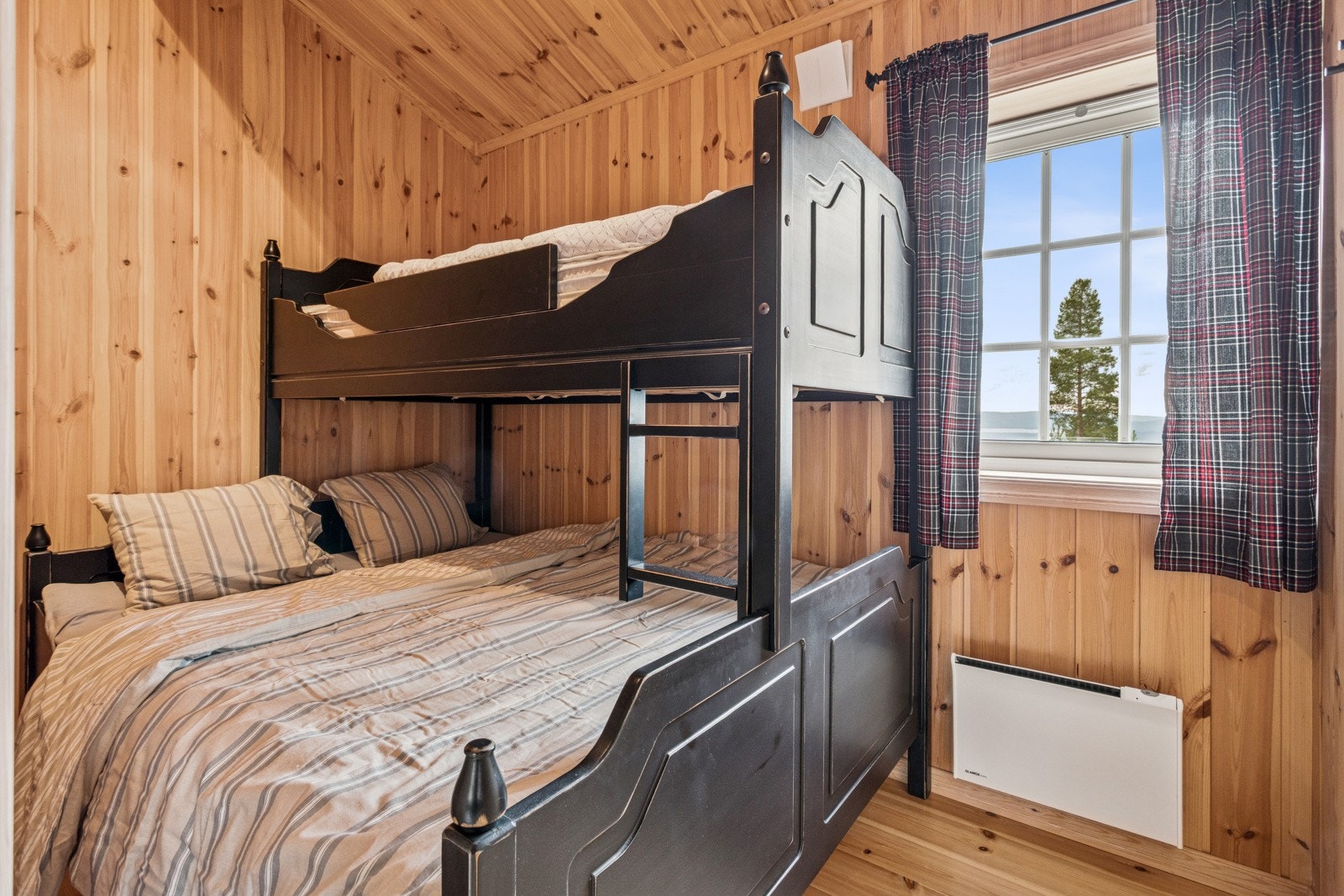 I gjestehytta finner du tre praktiske soverom. Galleribilde