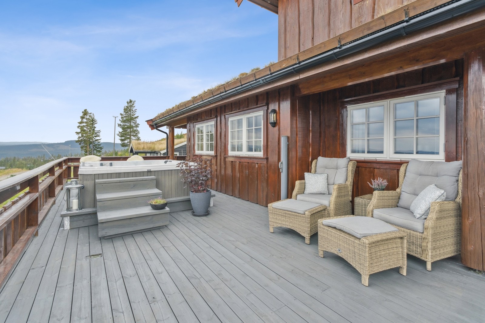 Ute finner du et flott skjermet uteområde på ca. 86 kvm med delvis overbygd platting som strekker seg rundt hyttas tre sider. Galleribilde