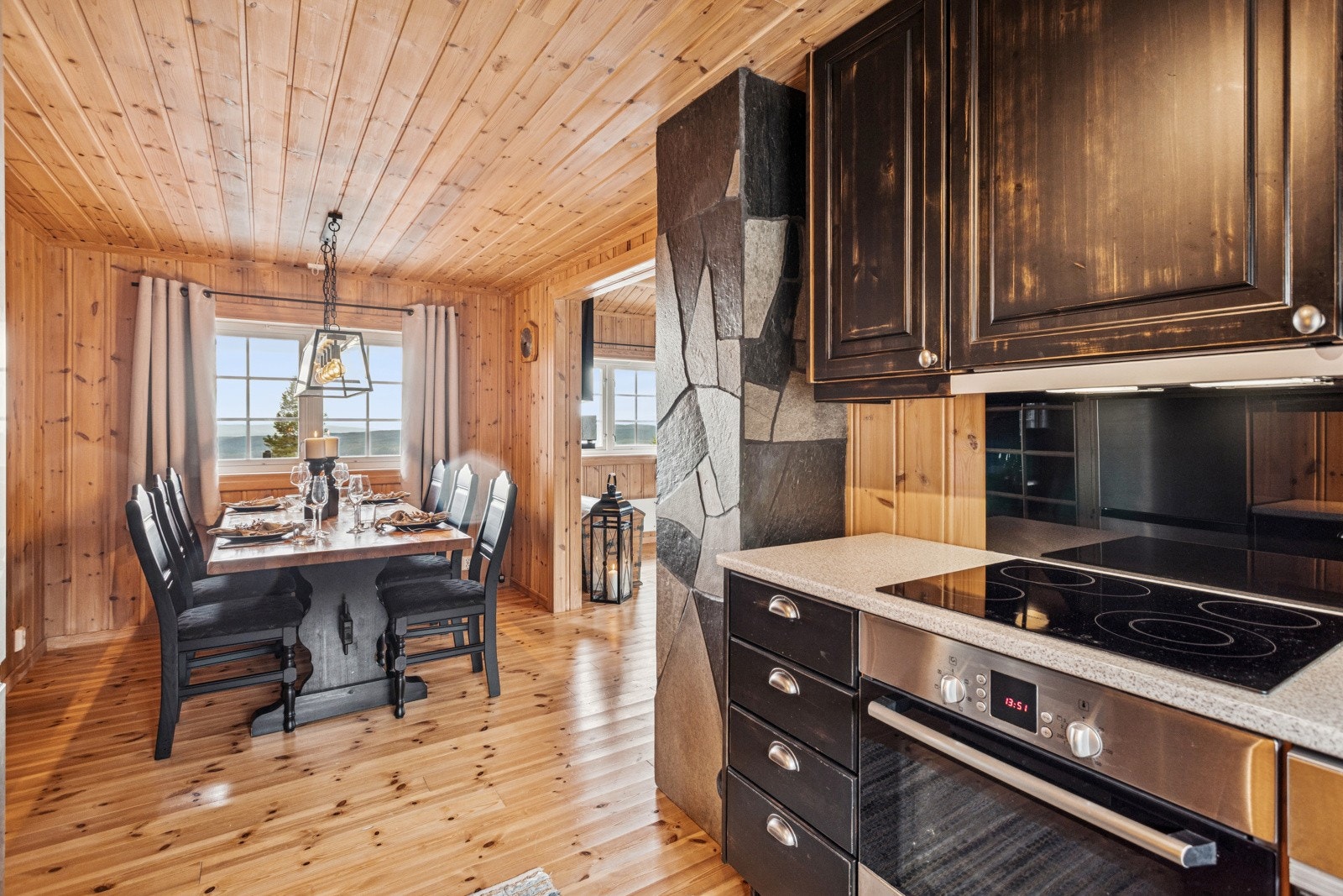 Her er det vinduer som gir fint lys til rommet og flott utsikt. Den åpne løsningen mellom spisestue, kjøkken og den øvrige stuen gir en god romfølelse. Galleribilde