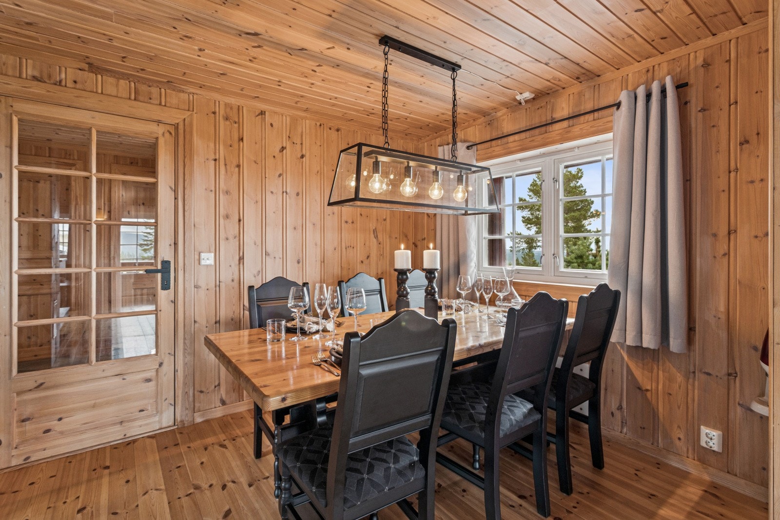 Spisestue i tilknytning til kjøkkenet, med god plass til å samle familie og venner til hyggelige måltider. Galleribilde