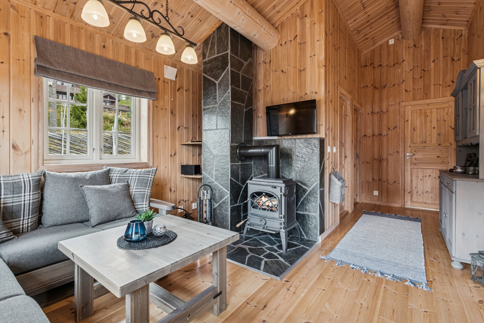 Gjestehytte/anneks bestående av entre/gang, bad, 3 soverom og åpen stue- og kjøkkenløsning med utgang til terrasse. Galleribilde