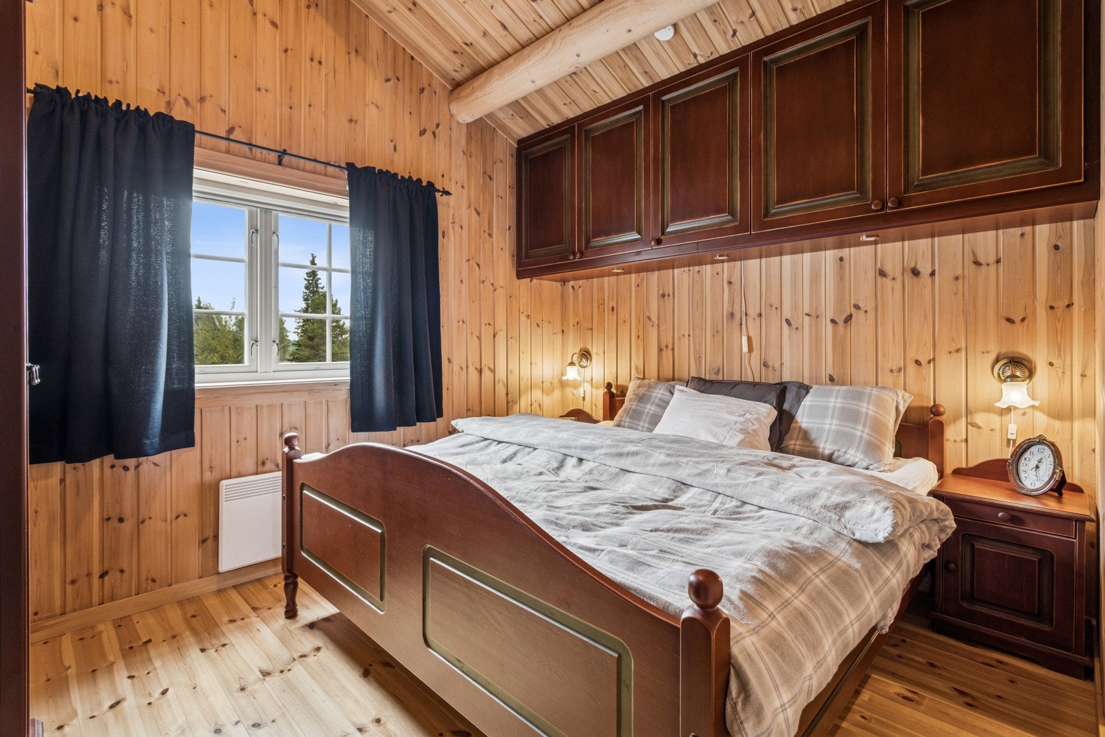 Hytta har totalt fire soverom, to i hver etasje. Rommene har fin størrelse og god plass til seng og garderobeløsning. Galleribilde