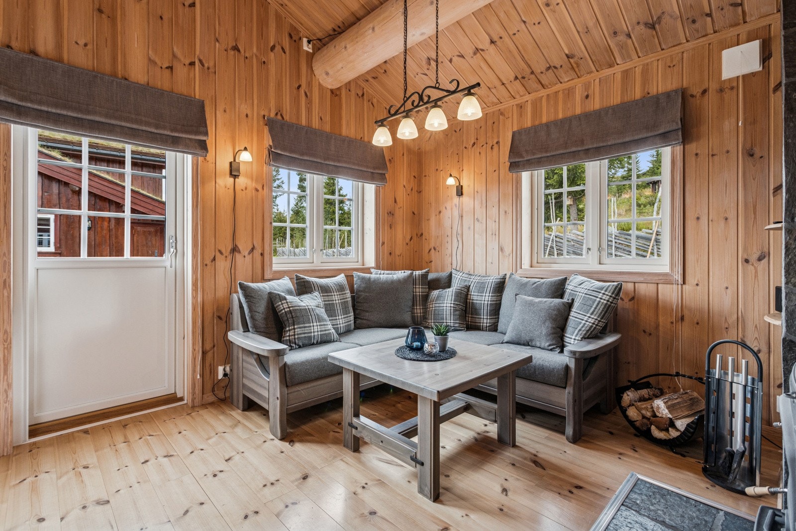 Stue med åpen himling og vinduer på flere sider som gir en god romfølelse. I stuen er det fin plass for sofagruppe og det er montert vedovn. Fra stuen har du også utgang til terrasse. Galleribilde