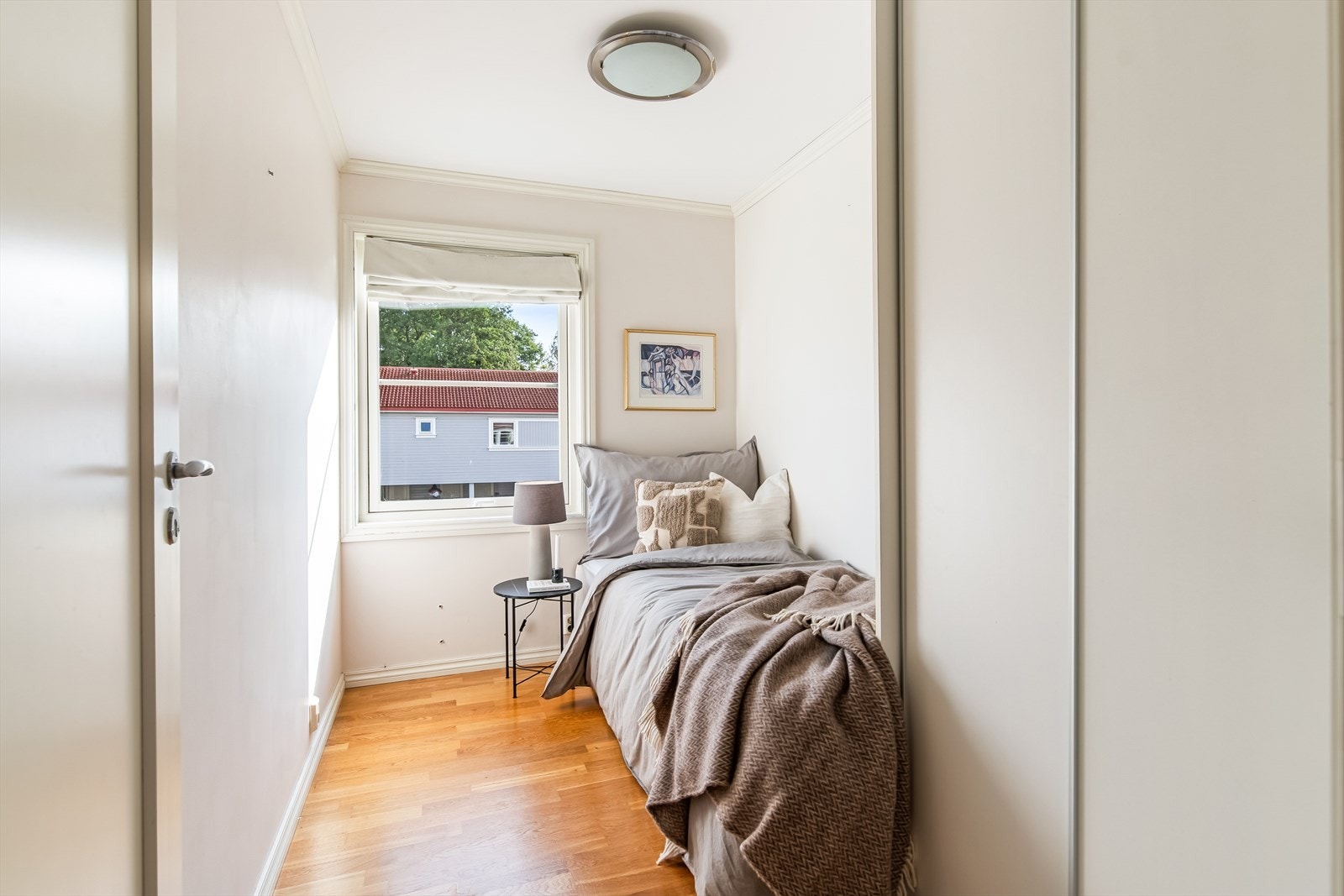 Soverom nr. to er et ypperlig gjesterom, barnerom eller kontor - alt etter egne ønsker og behov. Galleribilde