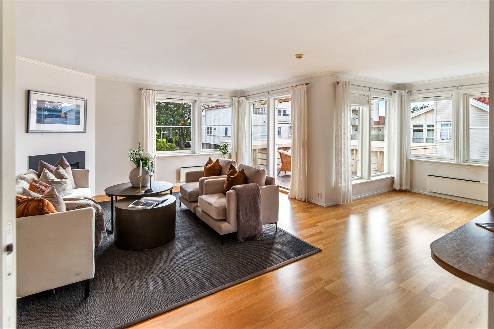 Med vinduer både mot syd, nord og vest er det rikelig med naturlig dagslys. Galleribilde