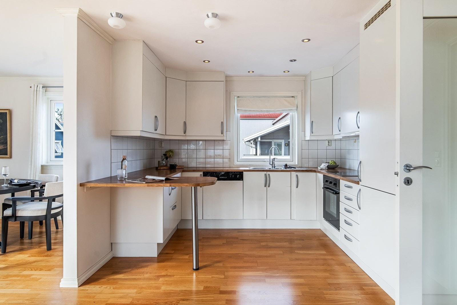 I forlengelse av kjøkkenbenken er det etablert en "barløsning" perfekt for et enkelt og raskt måltid i hverdagen. Galleribilde