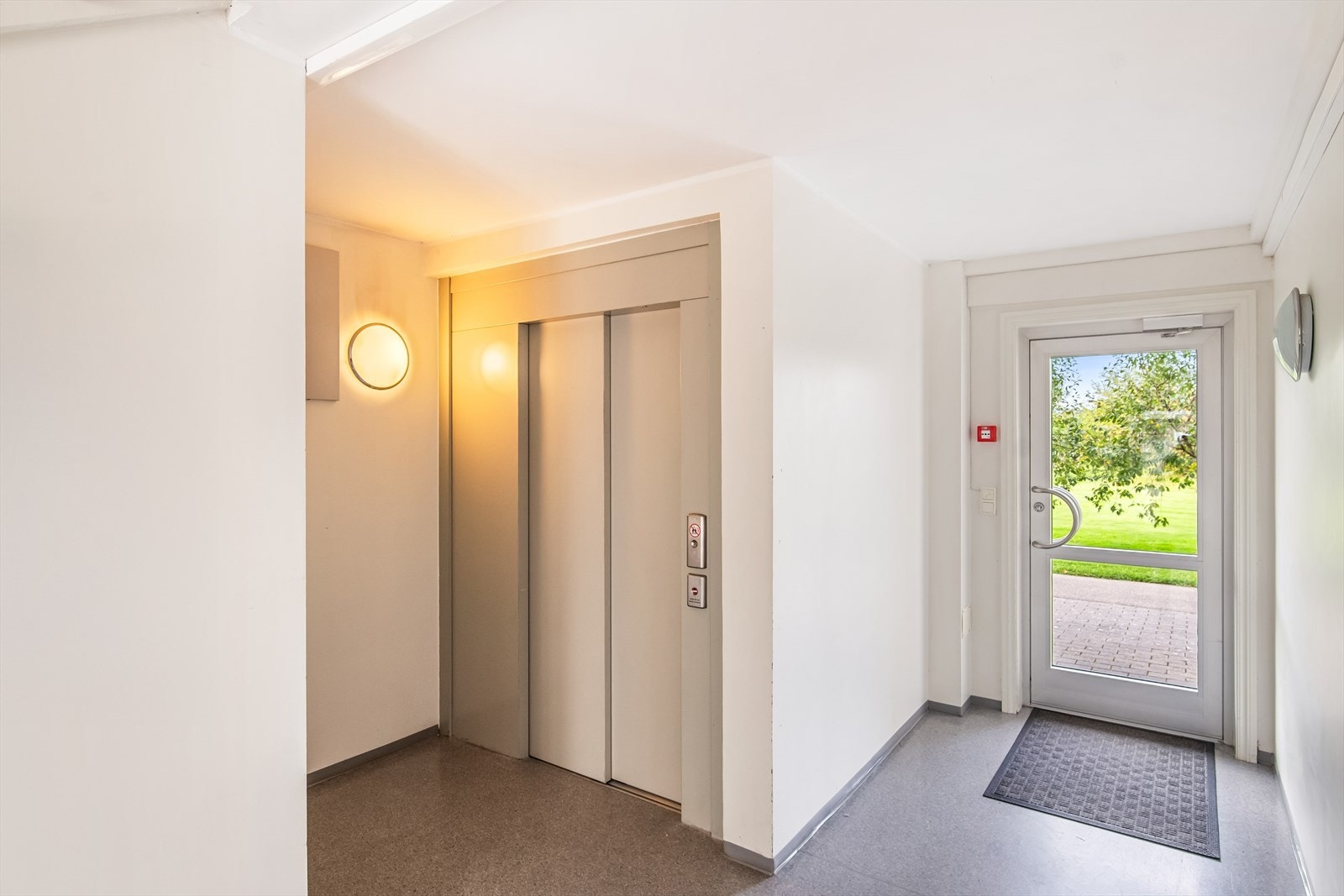Leiligheten har adkomst via felles inngangsparti hvor det også er heisadkomst opp til etasjeplan. Galleribilde