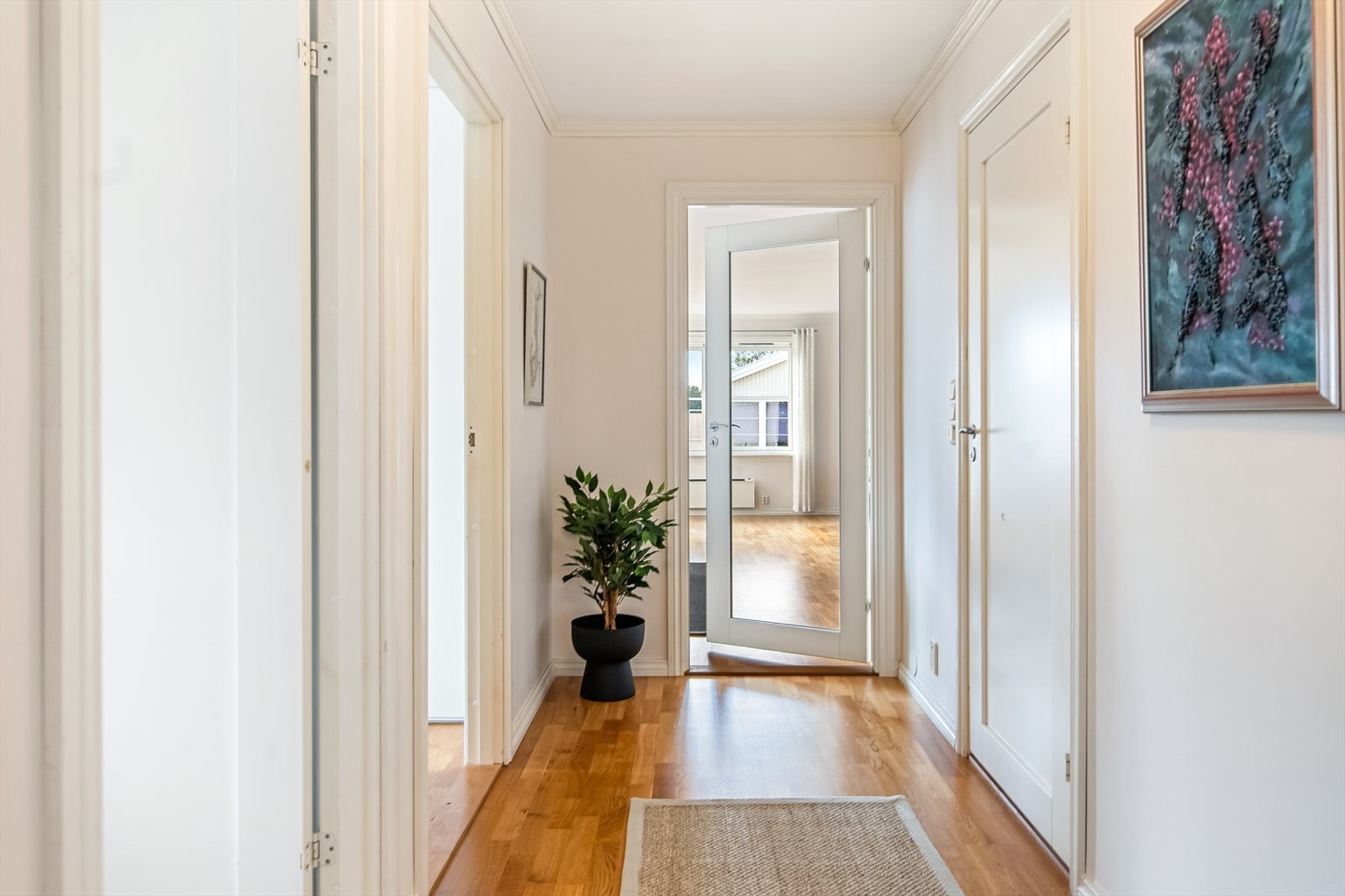En lys og trivelig entré ønsker velkommen inn og gir et svært godt førsteinntrykk. Galleribilde