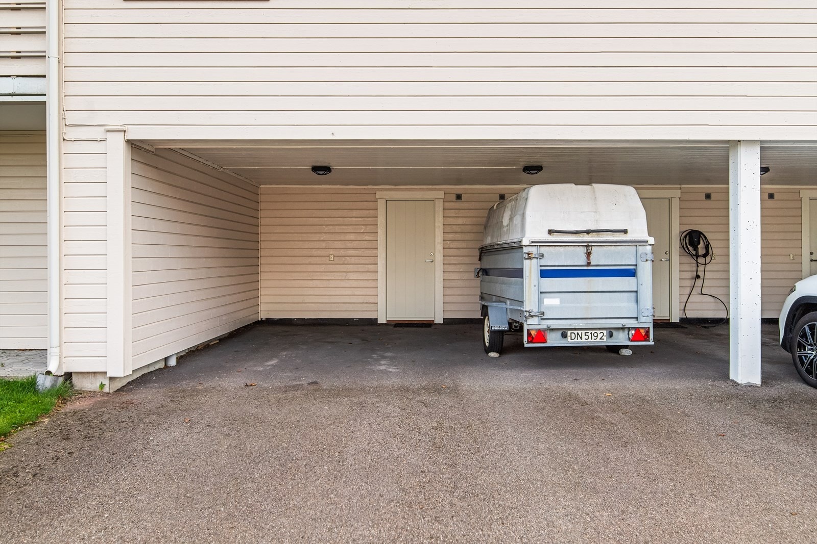Leiligheten disponerer også egen parkeringsplass i felles carportanlegg med tilhørende bod. Galleribilde