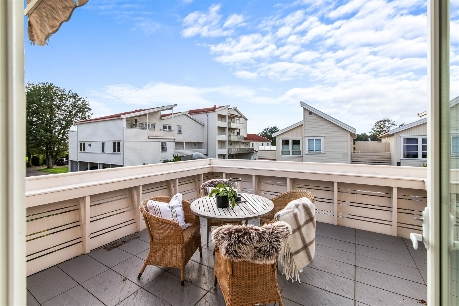 Vestvendt balkong med flotte solforhold og god plass til ønskelig utemøblement. Galleribilde