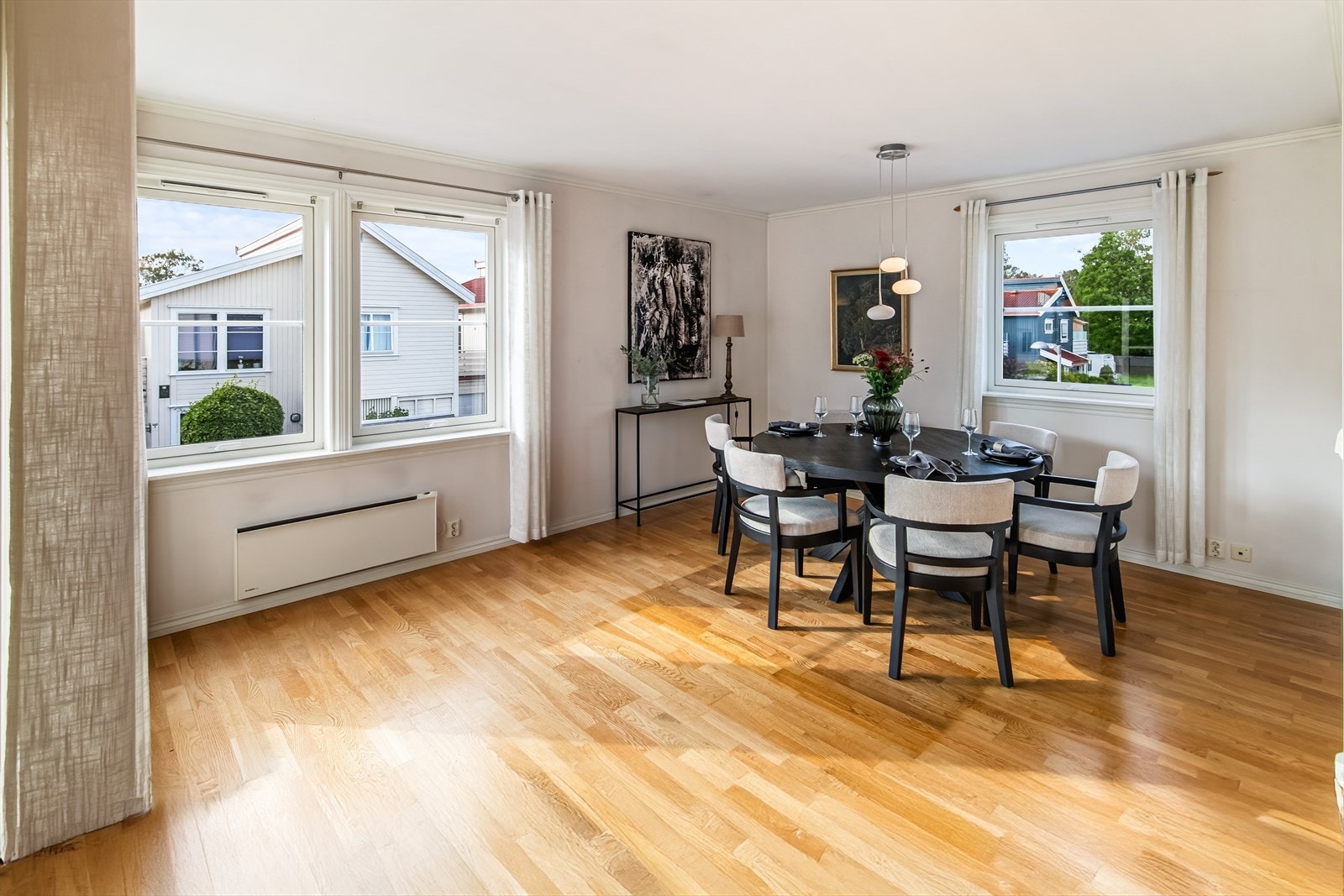 På vedlagte bygningstegninger i salgsoppgaven, vises en mulighet for et tredje soverom i deler av stuen, dersom det er behov for det. Galleribilde