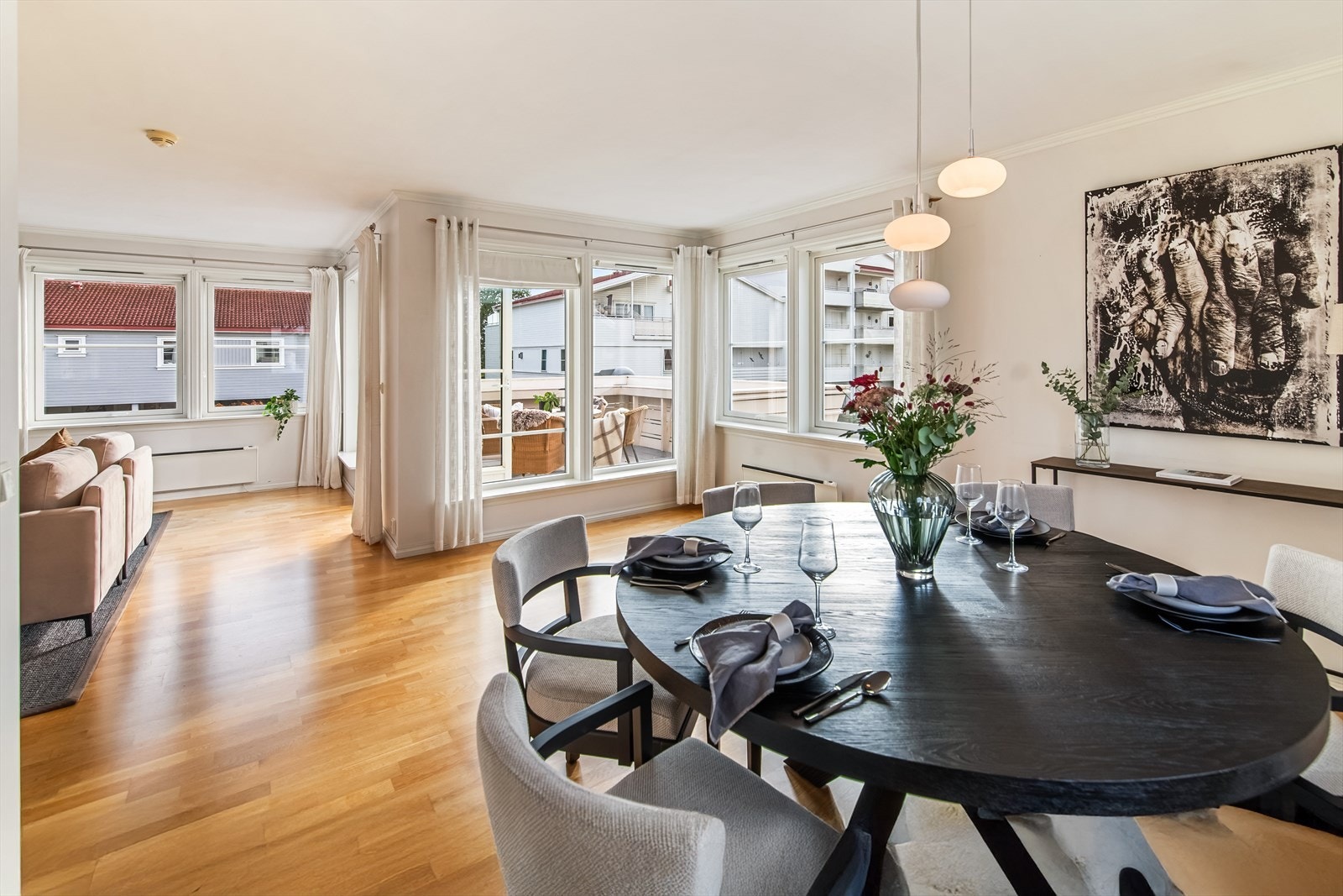 En lys, luftig og innbydende 4-roms selveierleilighet fra 2008. Galleribilde