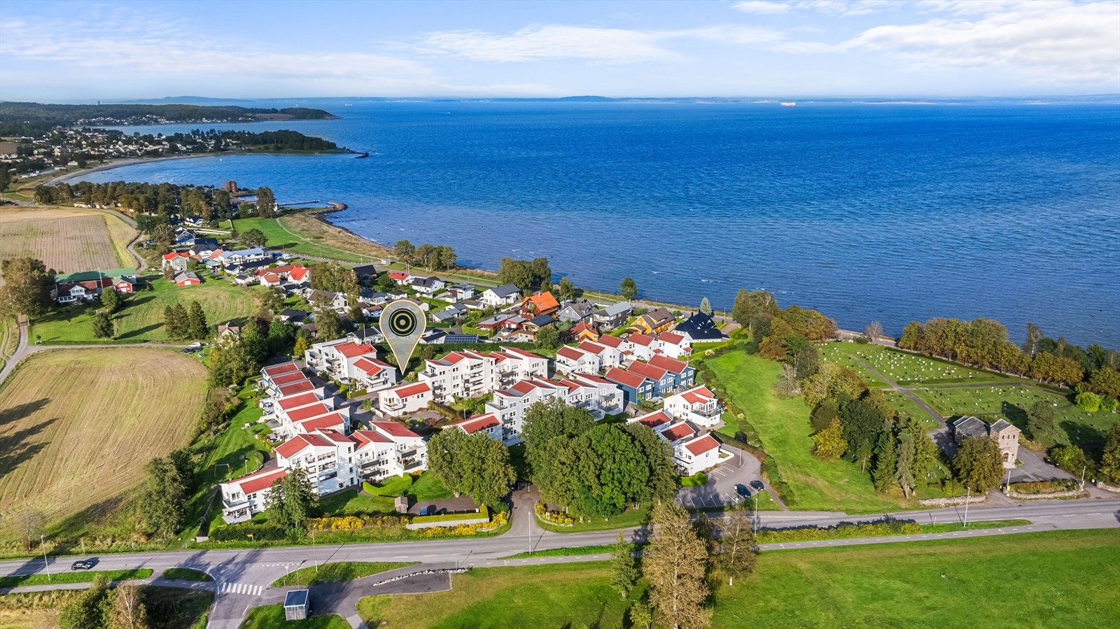 For øvrig er det gangvei til Ringshaug barne- og ungdomsskole med trygg sykkelsti hele veien. Det er idrettsanlegg i området med fotballbane på Flint og Slagenhallen for innendørs idrett. Galleribilde