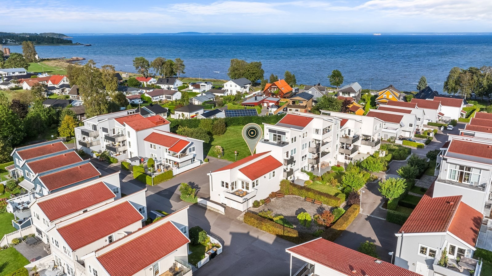 Vallø Strandpark ligger idyllisk og sjønært med nabobeliggenhet til Vallø Båthavn mot syd og strandbeltet mot Furustrand camping, som går videre til Ringshaugstranda mot nordøst. Galleribilde
