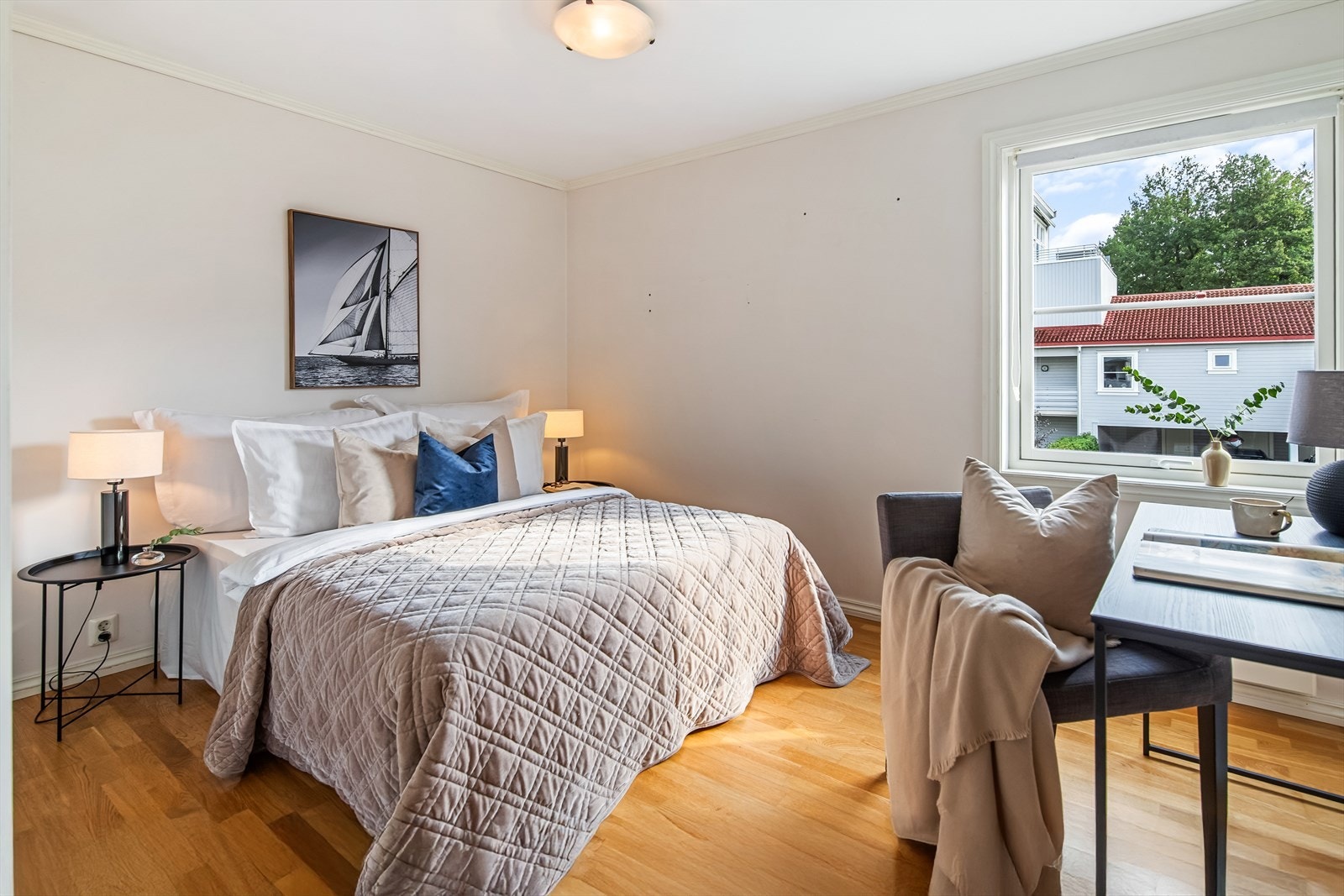 Hovedsoverommet er av særlig god størrelse og har også fint plass til dobbeltseng med tilhørende møblement. Galleribilde