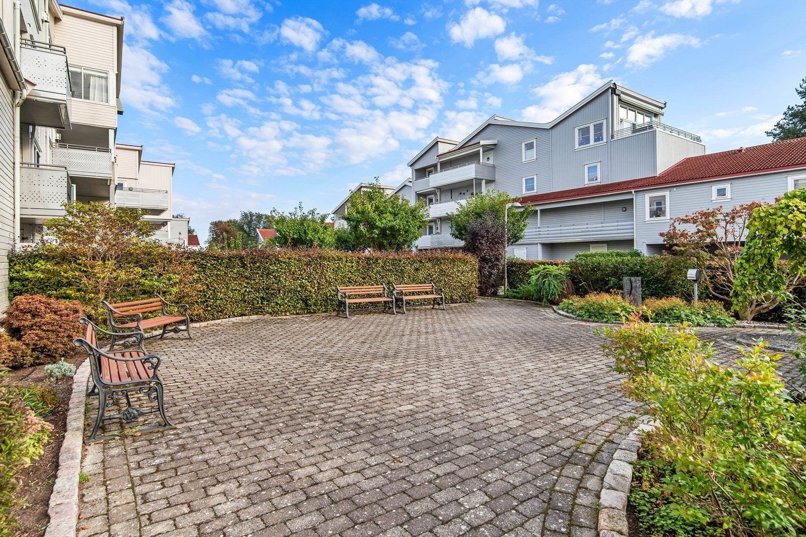 Tomten fremstår som svært innbydende med pent opparbeidede fellesarealer og store, grønne plener som gir godt med tumleplass og en behagelig atmosfære. Eiendommen ligger i rolige gater med lite trafikk, noe som bidrar til et trygt og fredelig bomiljø. Galleribilde