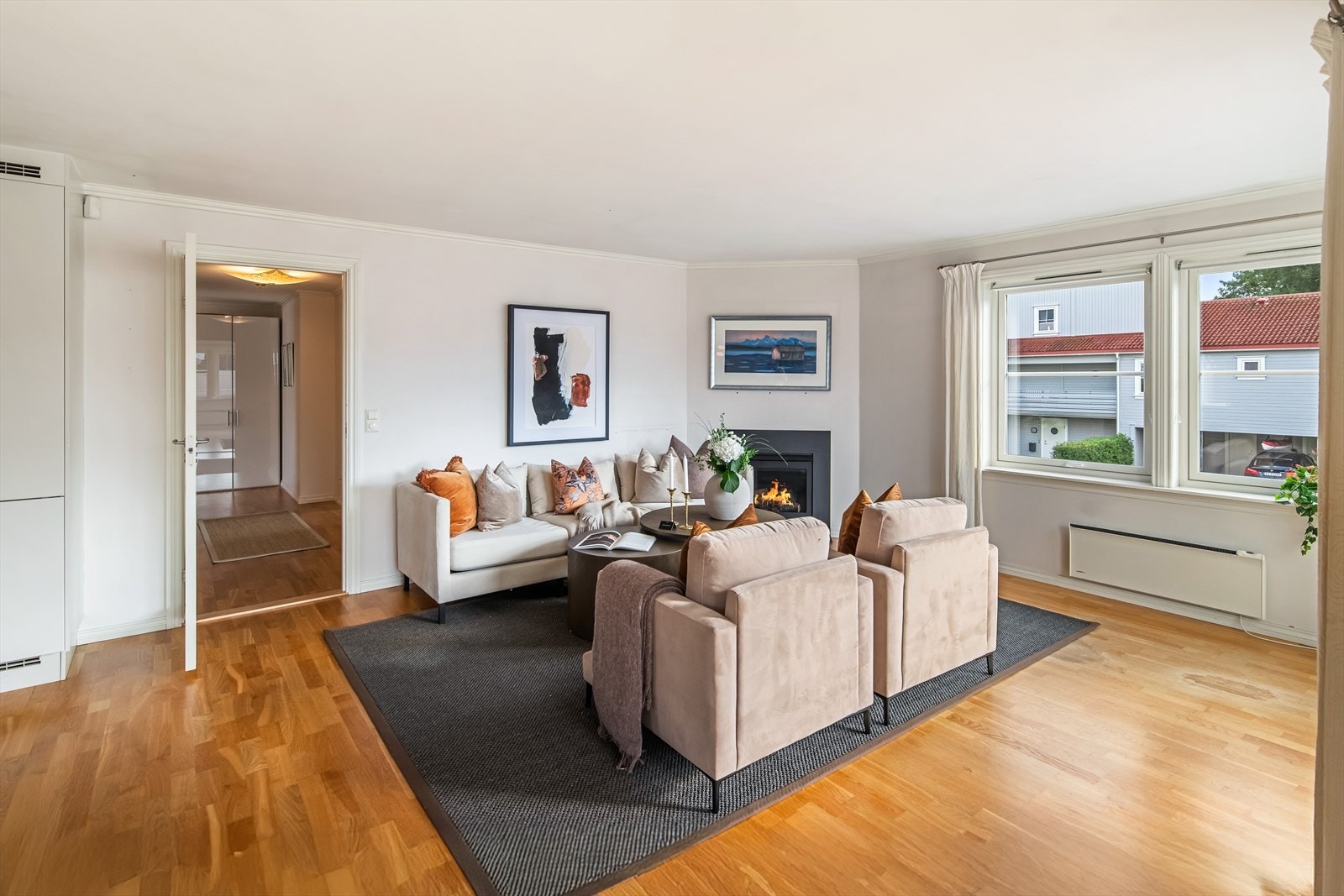 En koselig gasspeis i hjørnet bidrar til en lun og hyggelig atmosfære i oppholdssonen. Galleribilde