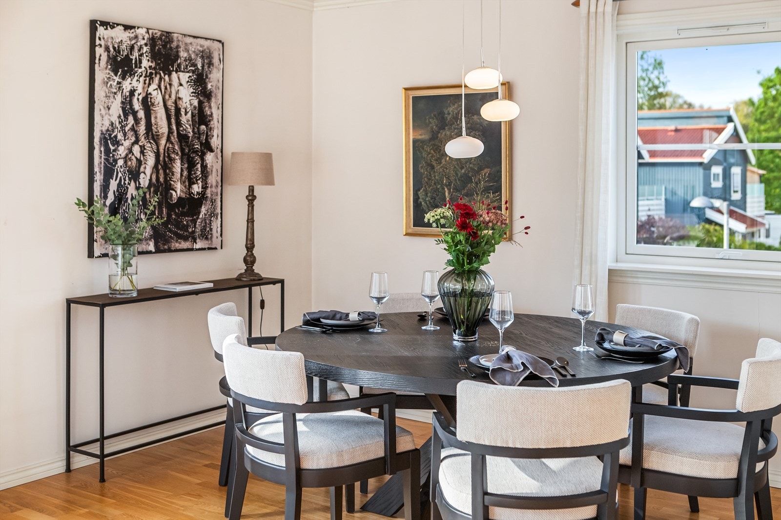 Spisestuen innbyr til hyggelige sammenkomster og gode måltider. Galleribilde