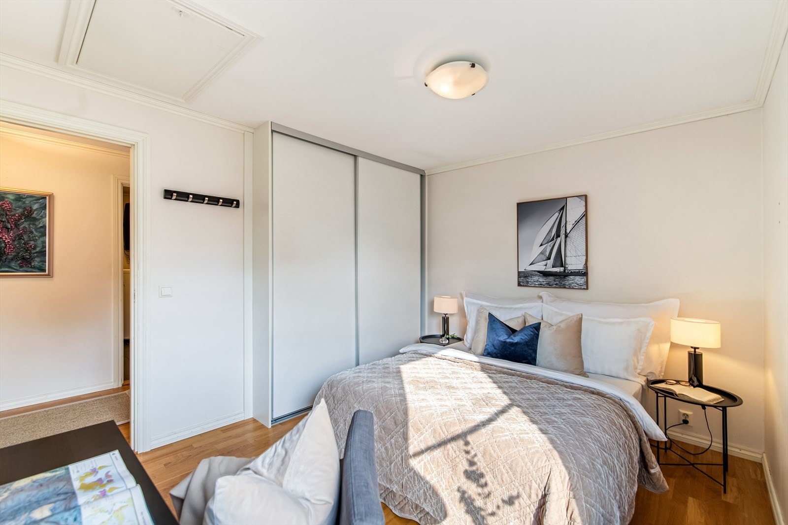 Leiligheten har to soverom, begge innredet med praktiske skyvedørsgarderober med rikelig av oppbevaringsmuligheter. Galleribilde