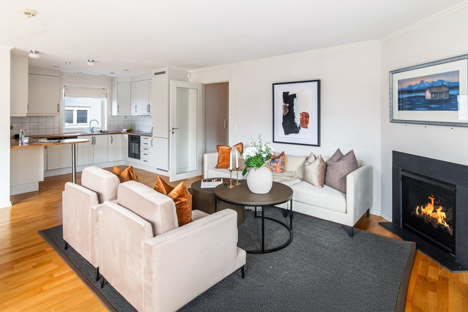 Stue / kjøkken ligger i en åpen løsning, men allikevel fint plassert i hver sin sone. Galleribilde