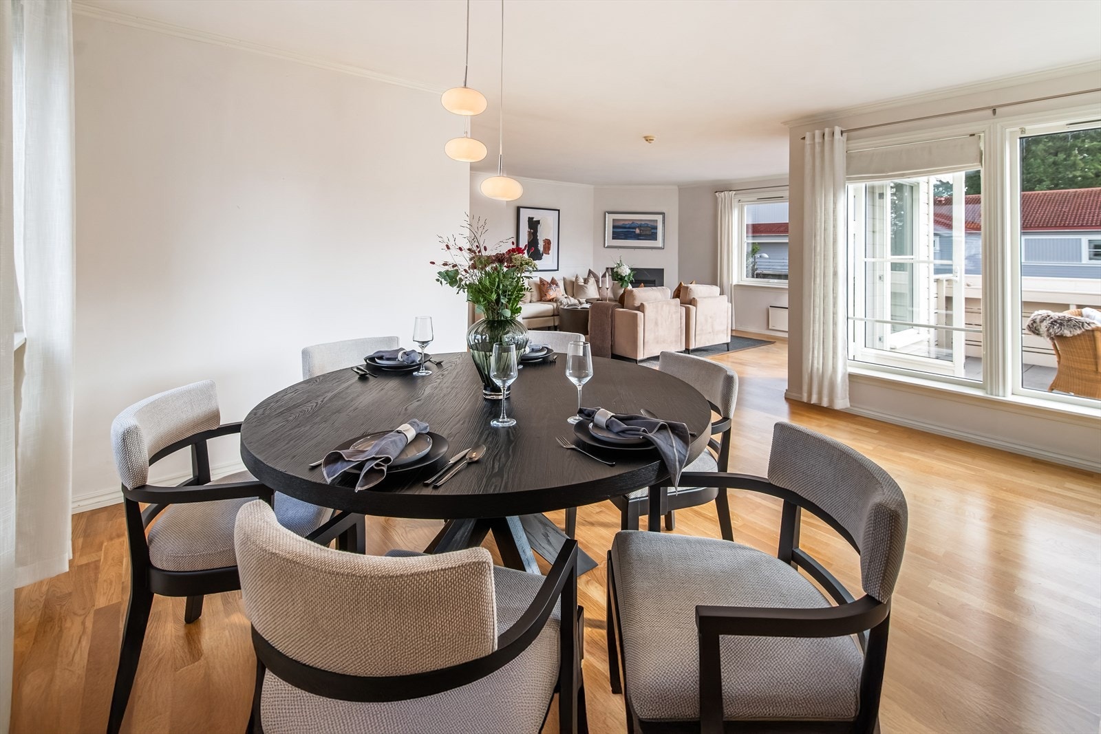 Leiligheten holder en jevnt god standard og utmerker seg med store vindusflater som slipper inn rikelig med dagslys. Galleribilde