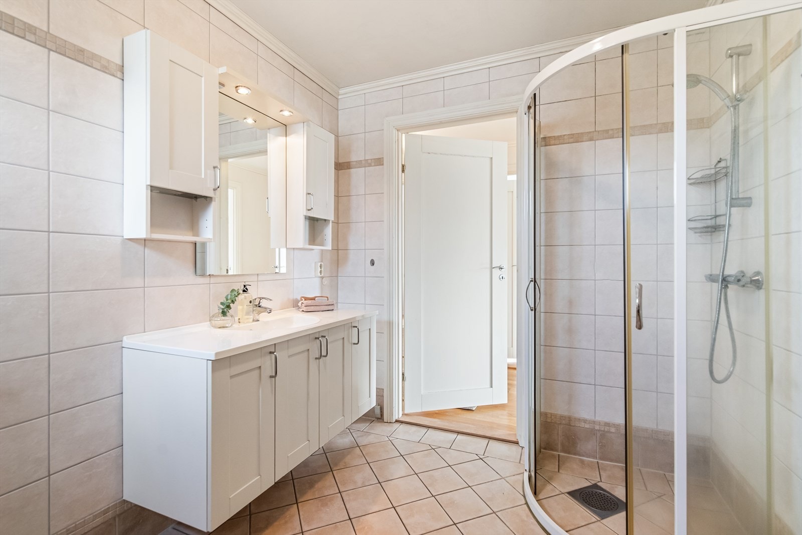 Det romslige baderommet ligger lett tilgjengelig i tilknytning til begge soverommene. Galleribilde