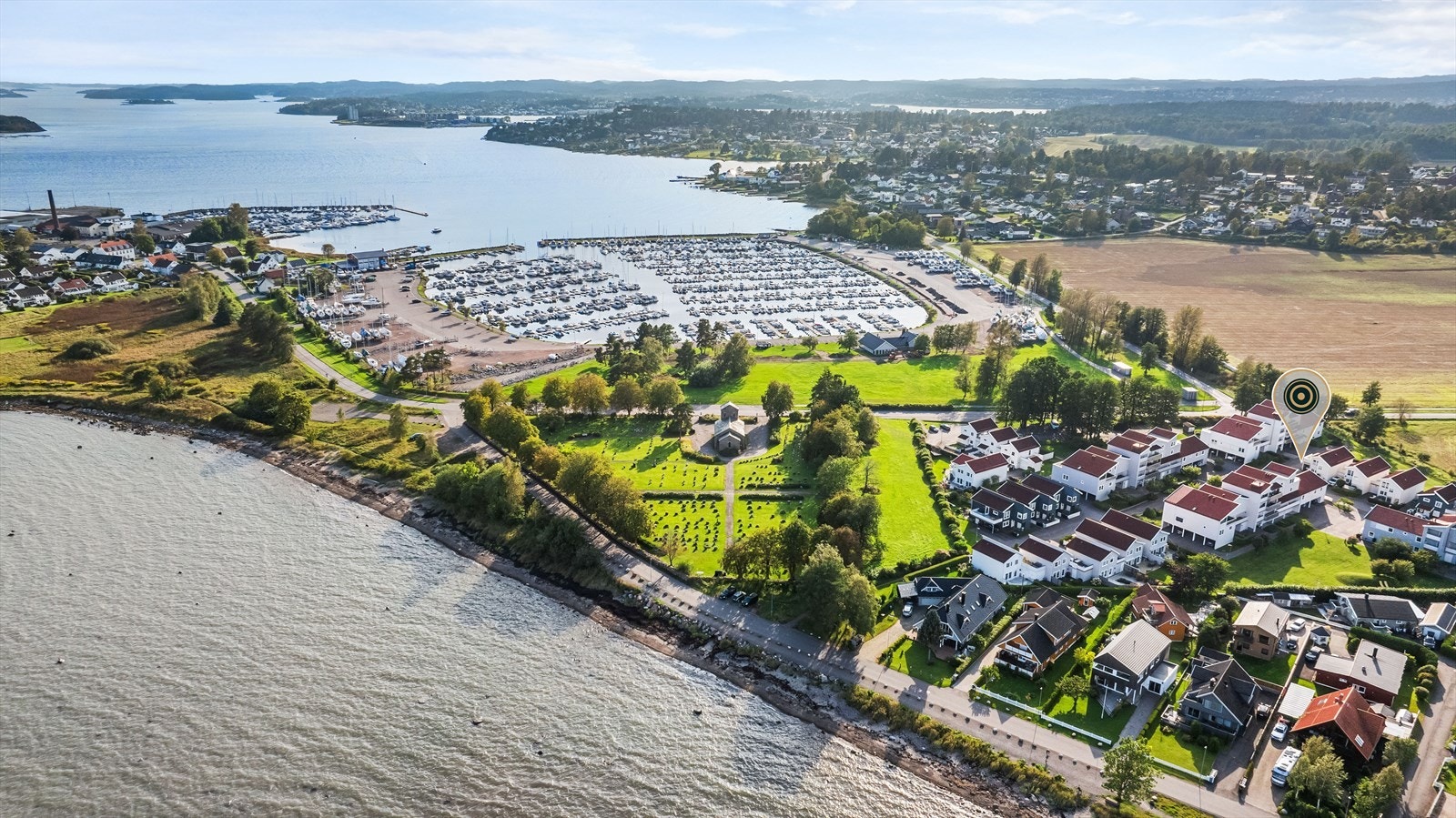 Det er også gangavstand til Tolvsrød med flere forretningstilbud, Meny matvareforretning med Mester Grønn og post i butikk, populære klesforretninger, bakeriutsalg, apotek, frisør mm. Galleribilde
