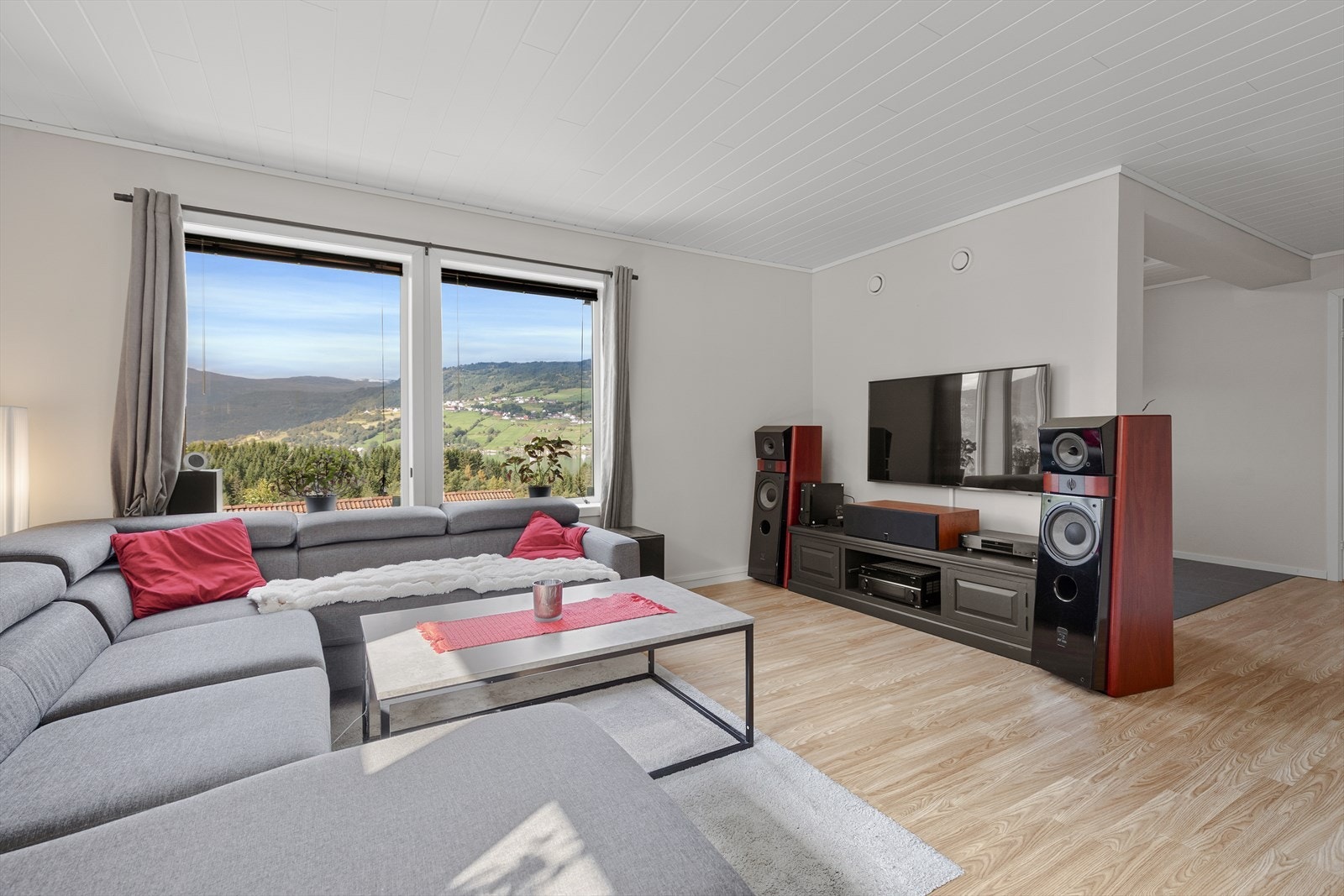 Stova med store glas som slepp godt inn med naturleg lys Galleribilde