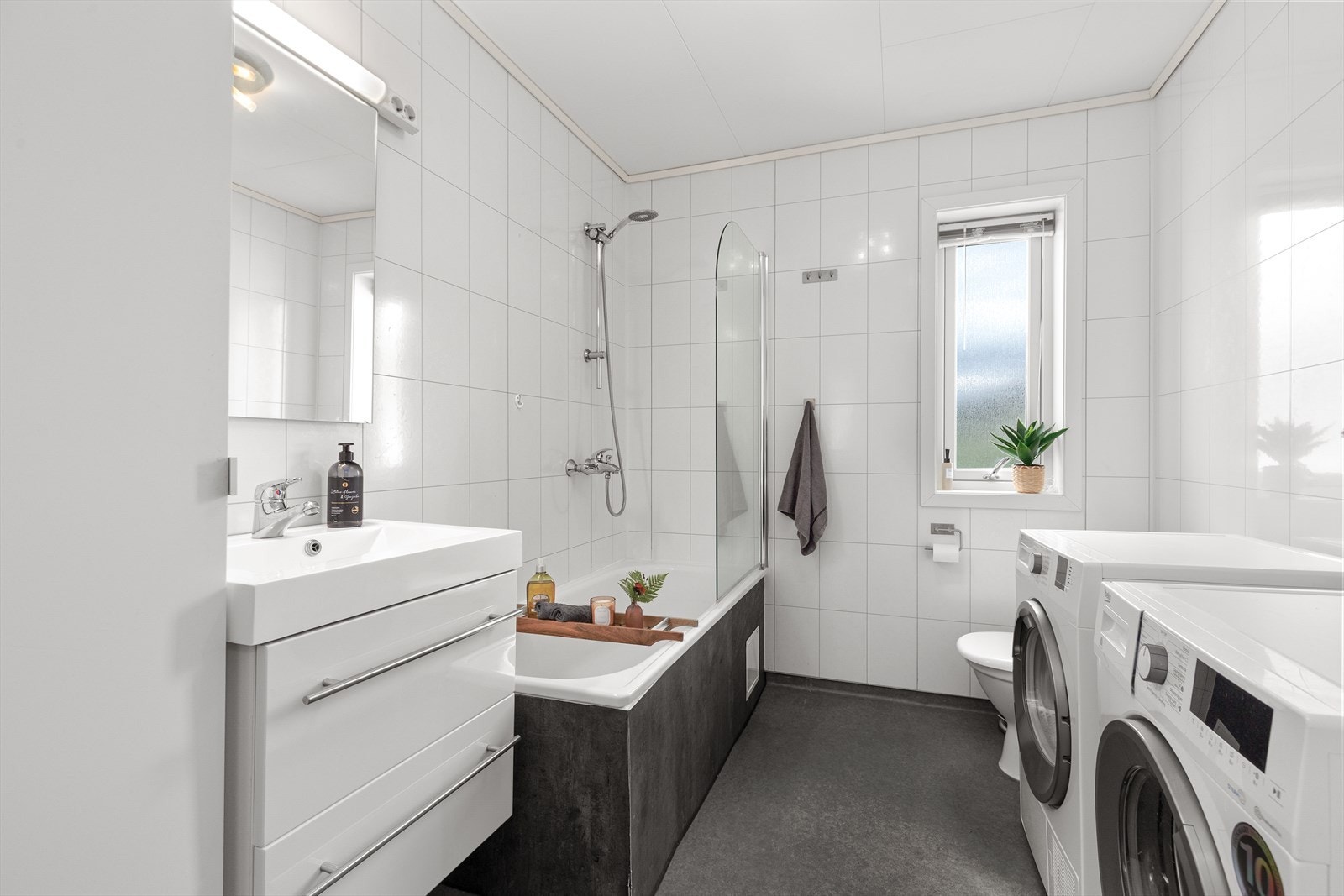 Baderom med opplegg for vaskemaskin og tørketrommel Galleribilde